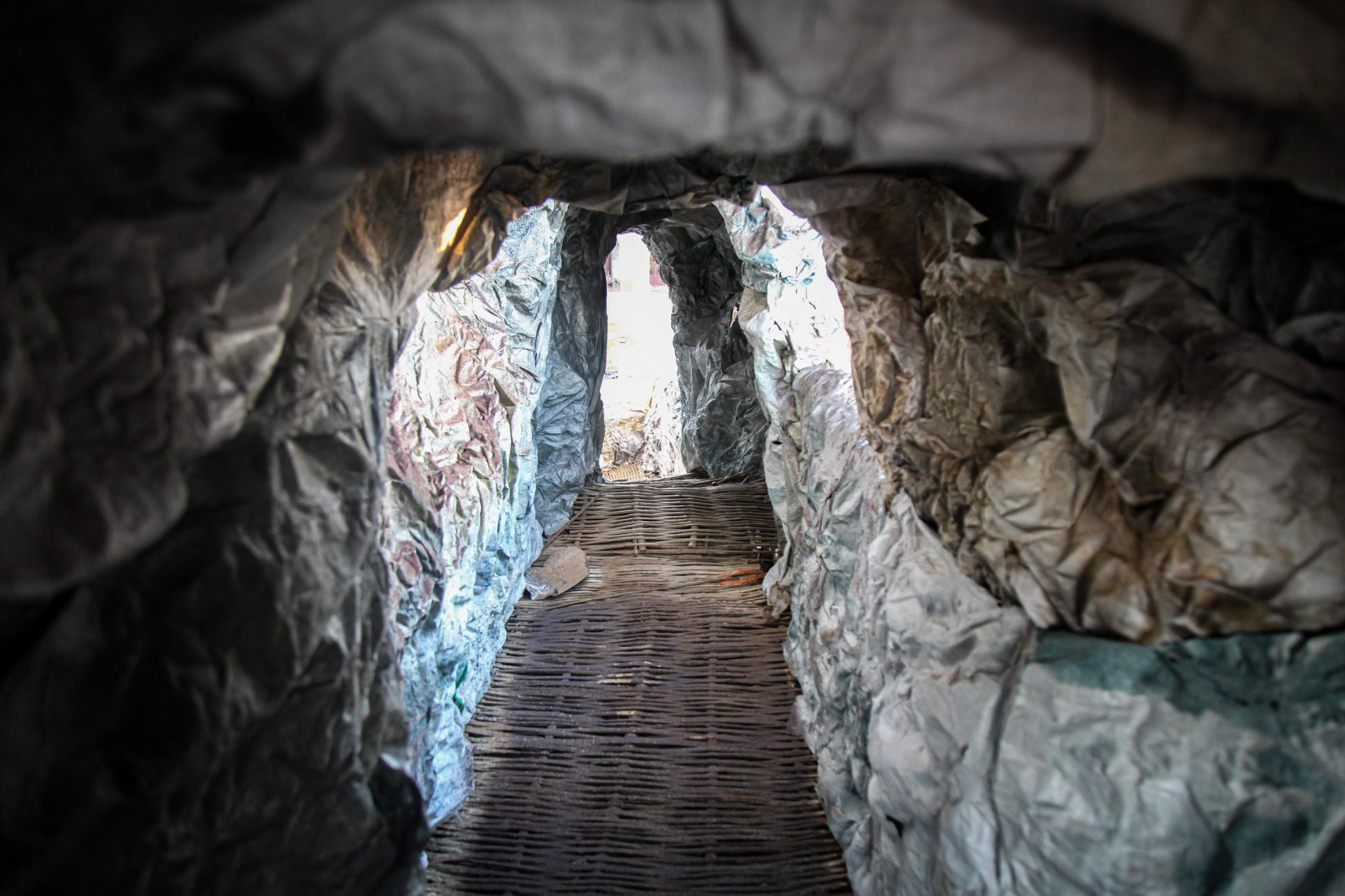 Những lối đi được tạo hình khá công phu và chắc chắn. Những lối đi được tạo hình khá công phu và chắc chắn.