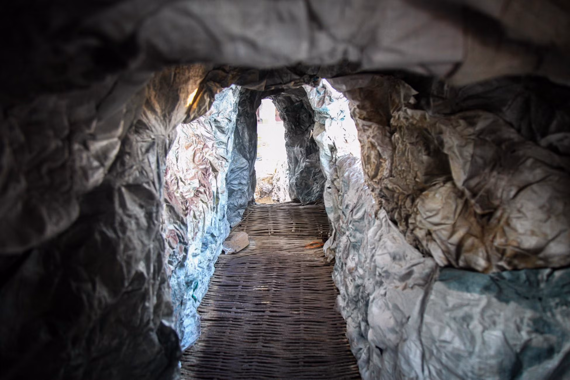 Những lối đi được tạo hình khá công phu và chắc chắn.