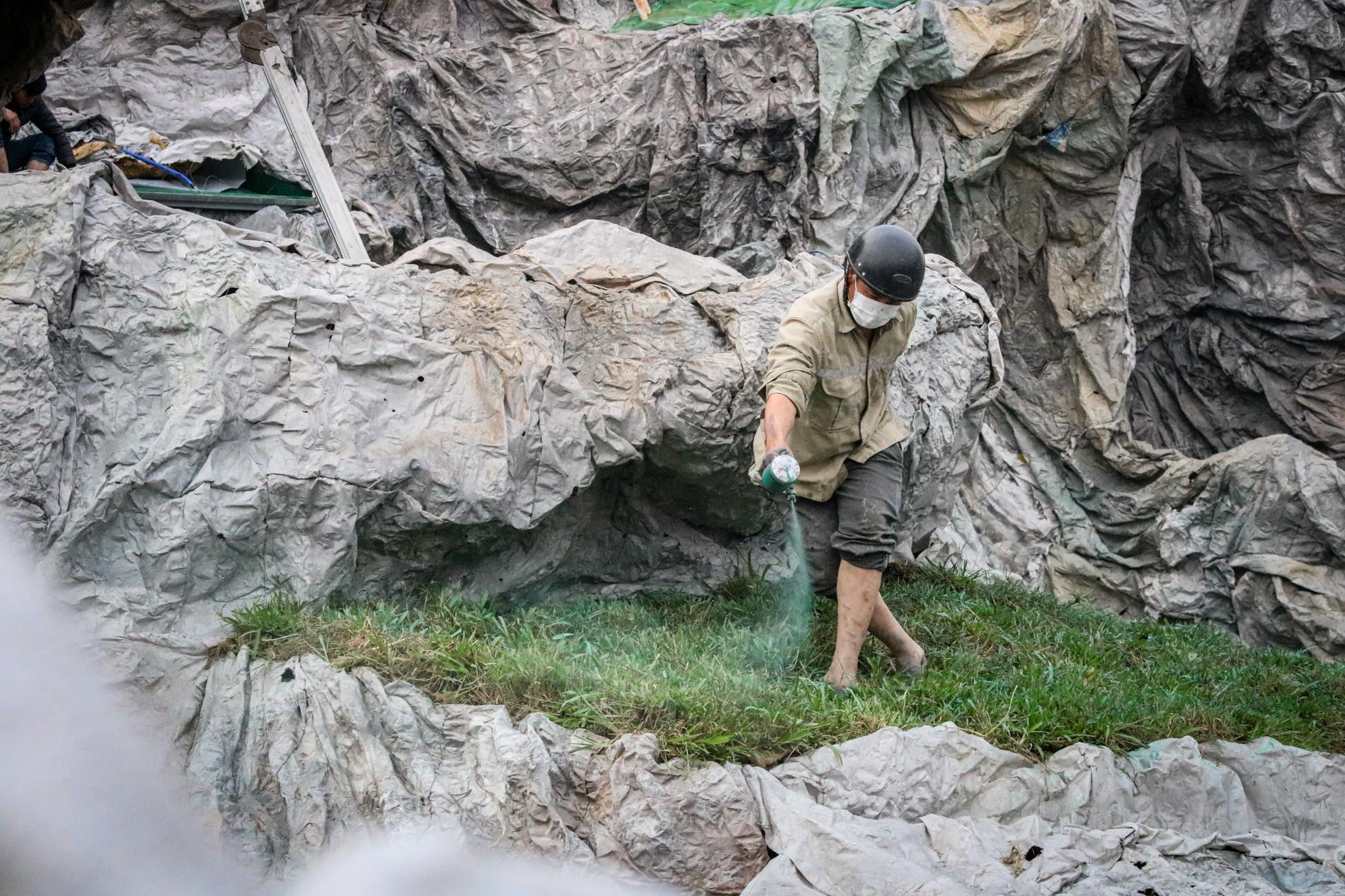 Các tấm bao bì được hơ qua lửa, sau đó xịt lên một lớp sơn màu bạc để tạo đường nét giống với những khối đá. Bên ngoài hang đá là những tiểu cảnh được thiết kế, xây dựng kỳ công. Các tấm bao bì được hơ qua lửa, sau đó xịt lên một lớp sơn màu bạc để tạo đường nét giống với những khối đá. Bên ngoài hang đá là những tiểu cảnh được thiết kế, xây dựng kỳ công.