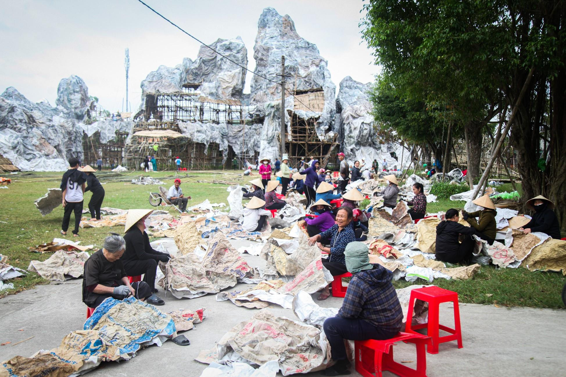 Những ngày này, hàng trăm người dân tại Giáo xứ Chính tòa Văn Hạnh đang gấp rút hoàn thành các công đoạn cuối cùng của hang đá Bê-lem được mệnh danh lớn nhất Việt Nam, chào đón Giáng sinh 2022. Những ngày này, hàng trăm người dân tại Giáo xứ Chính tòa Văn Hạnh đang gấp rút hoàn thành các công đoạn cuối cùng của hang đá Bê-lem được mệnh danh lớn nhất Việt Nam, chào đón Giáng sinh 2022.