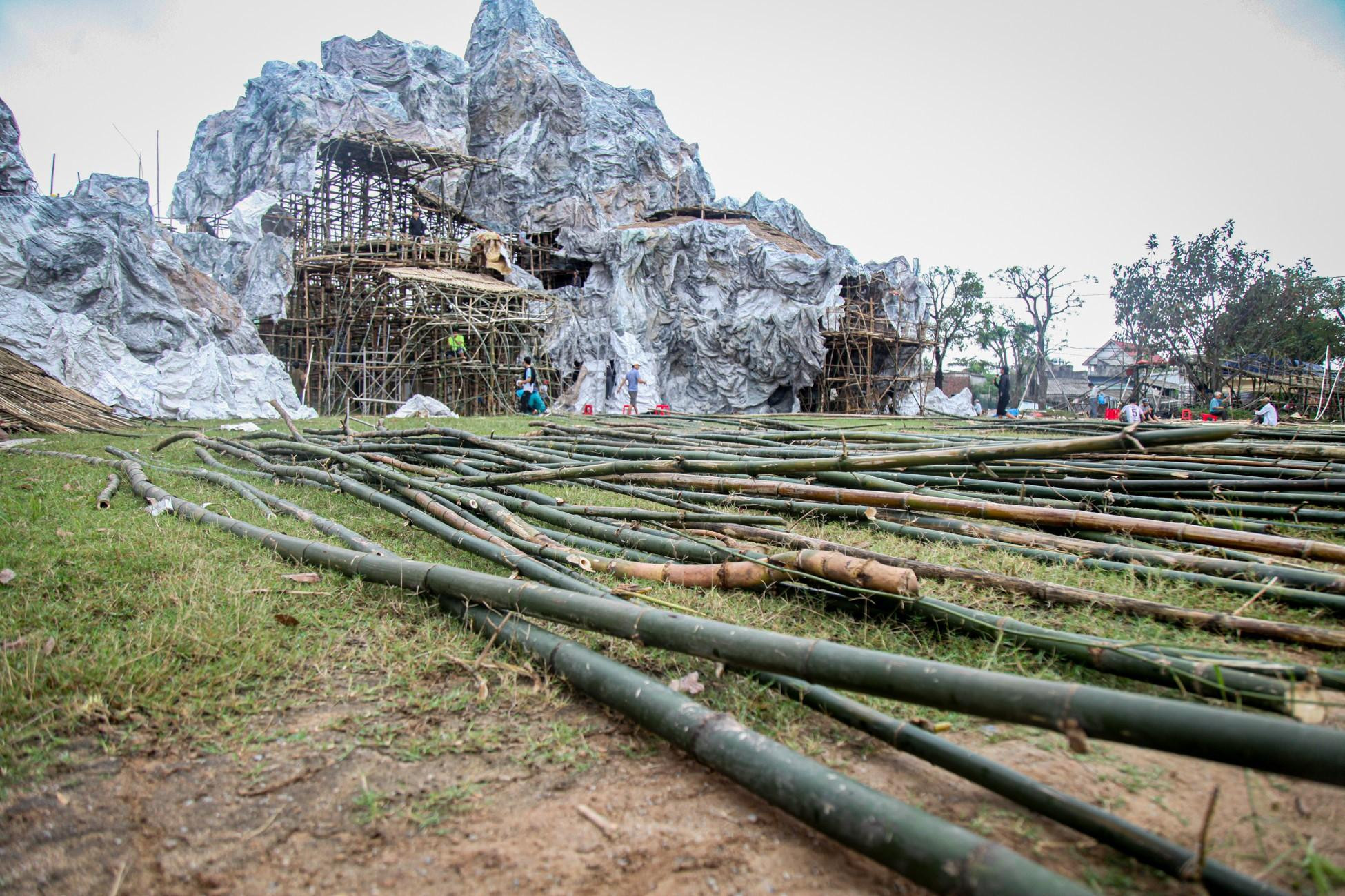 Anh Nguyễn Văn Huấn (trú xã Thạch Trung, TP Hà Tĩnh), người thiết kế hang đá Bê-lem cho biết, để dựng nên công trình đồ sộ này, bà con đã dùng đến 4.000 cây tre, mét; 20.000 bao bì xi măng các loại và gần 1 tấn thép buộc. Anh Nguyễn Văn Huấn (trú xã Thạch Trung, TP Hà Tĩnh), người thiết kế hang đá Bê-lem cho biết, để dựng nên công trình đồ sộ này, bà con đã dùng đến 4.000 cây tre, mét; 20.000 bao bì xi măng các loại và gần 1 tấn thép buộc.