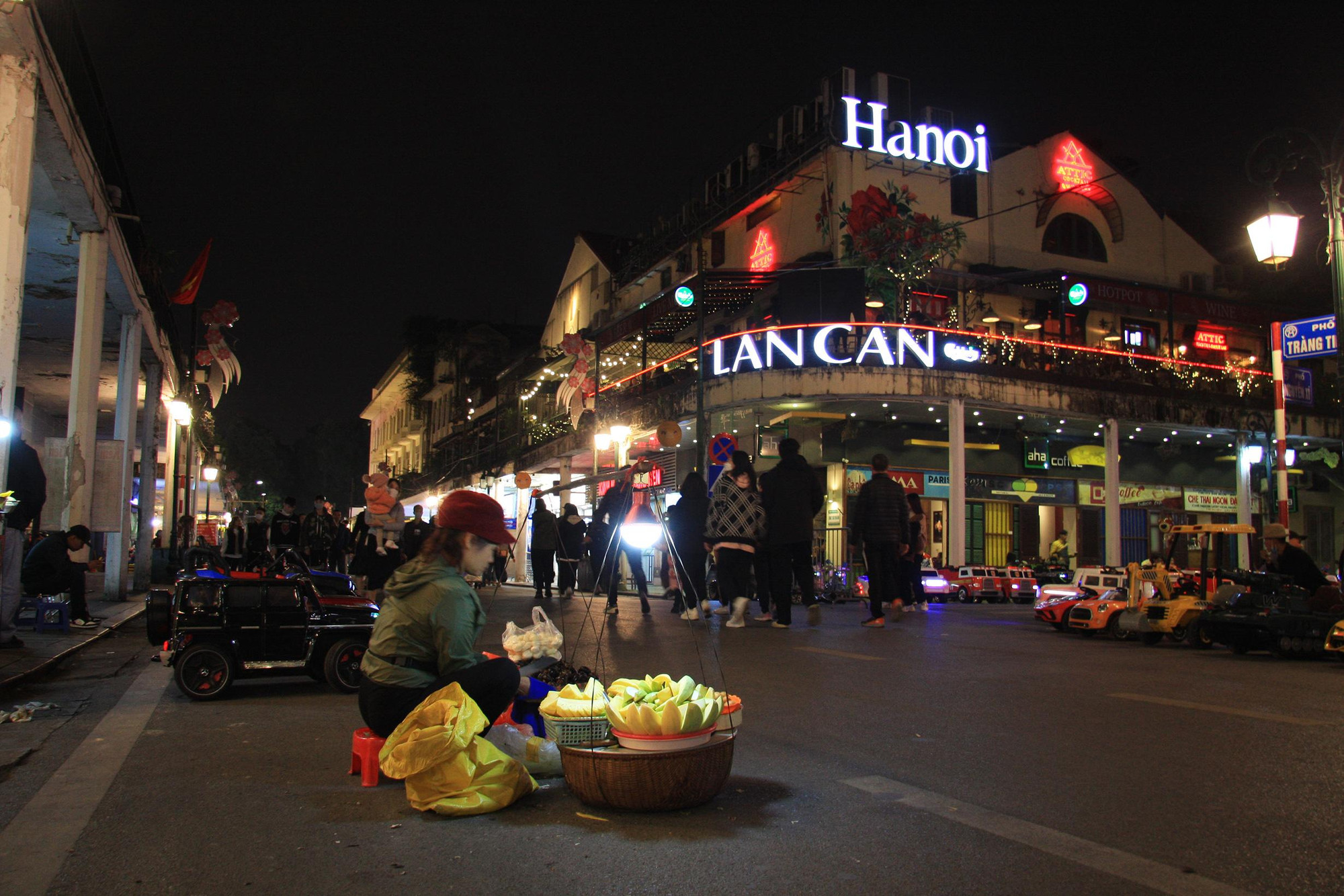 Những gánh hàng ăn, ngô, khoai, sắn, cóc, mít, ổi… lặng lẽ mưu sinh là hình ảnh quen thuộc, dễ bắt gặp trên đường phố Thủ đô