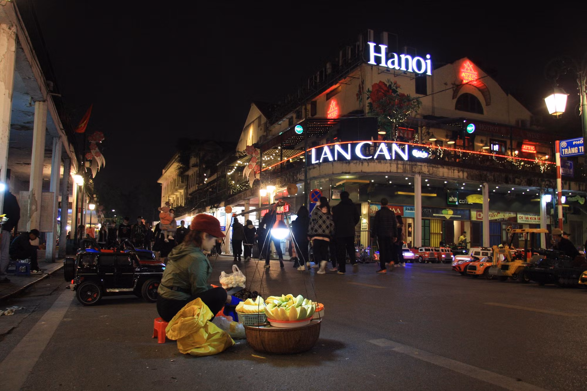 Những gánh hàng ăn, ngô, khoai, sắn, cóc, mít, ổi… lặng lẽ mưu sinh là hình ảnh quen thuộc, dễ bắt gặp trên đường phố Thủ đô