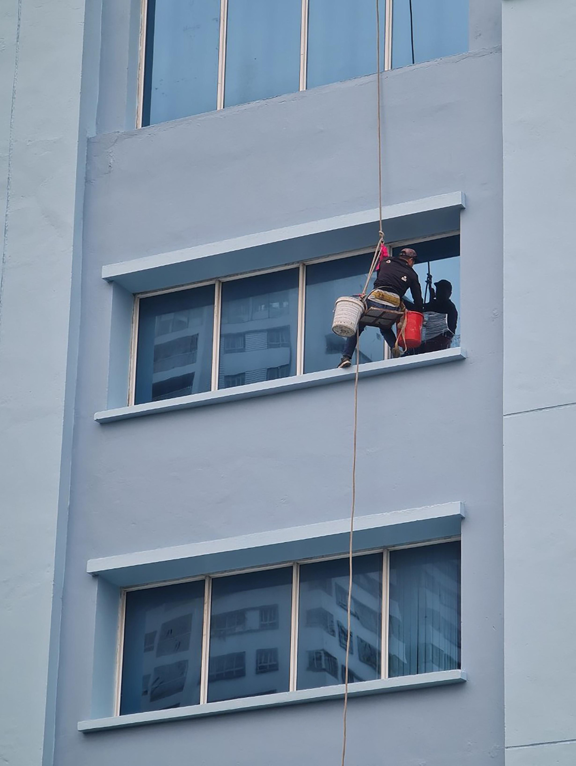 Không ít người trong số họ là chỗ dựa cho cả gia đình. Dẫu vất vả, nhọc nhằn nhưng họ vẫn nỗ lực kiếm tiền bằng mồ hôi, công sức lao động của chính mình.