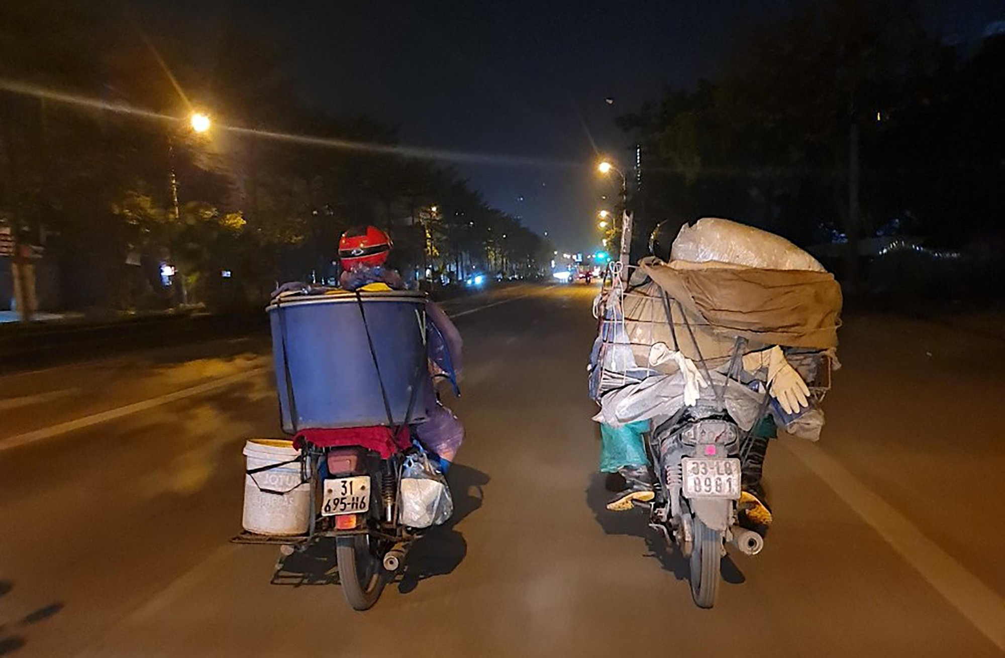 Vì mưu sinh, nhiều dân tứ xứ đã rời xa quê đến Thủ đô tìm cơ hội việc làm. Không quản ngại giá rét, họ âm thầm thức khuya dậy sớm, lăn lộn với cuộc sống cơm áo gạo tiền.