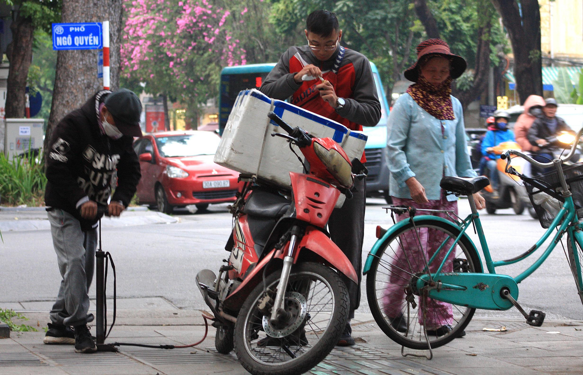 Người bơm vá xe đầu ngã tư Ngô Quyền, lăn lộn cả ngày để kiếm sống. Với anh, những ngày không có khách là chuyện thường xuyên. Rét mướt vất vả là thế, nhưng số tiền kiếm được chẳng đáng là bao.