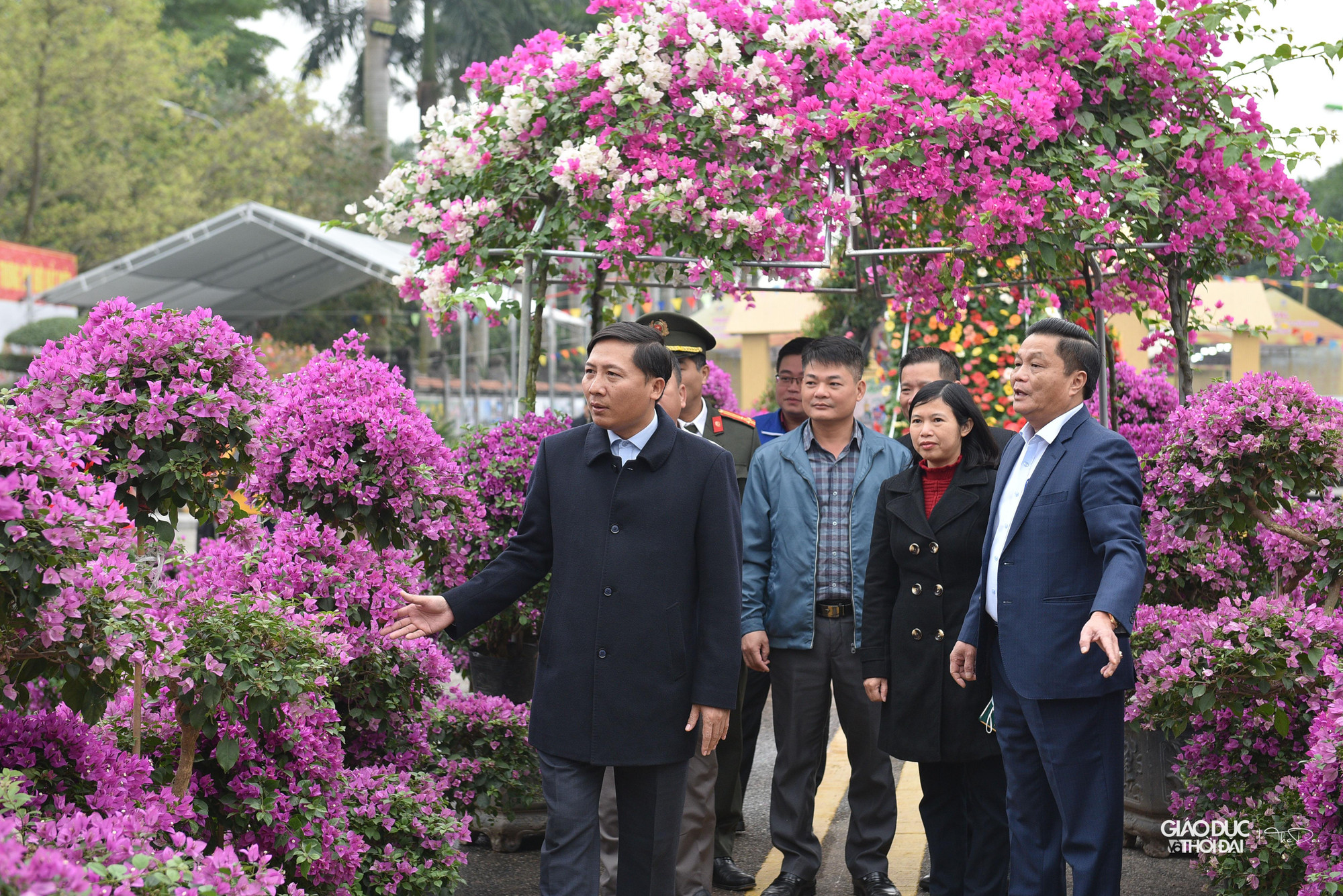 Bí thư Huyện ủy Mê Linh Nguyễn Thanh Liêm có mặt tại con đường hoa kiểm tra công tác chuẩn bị.