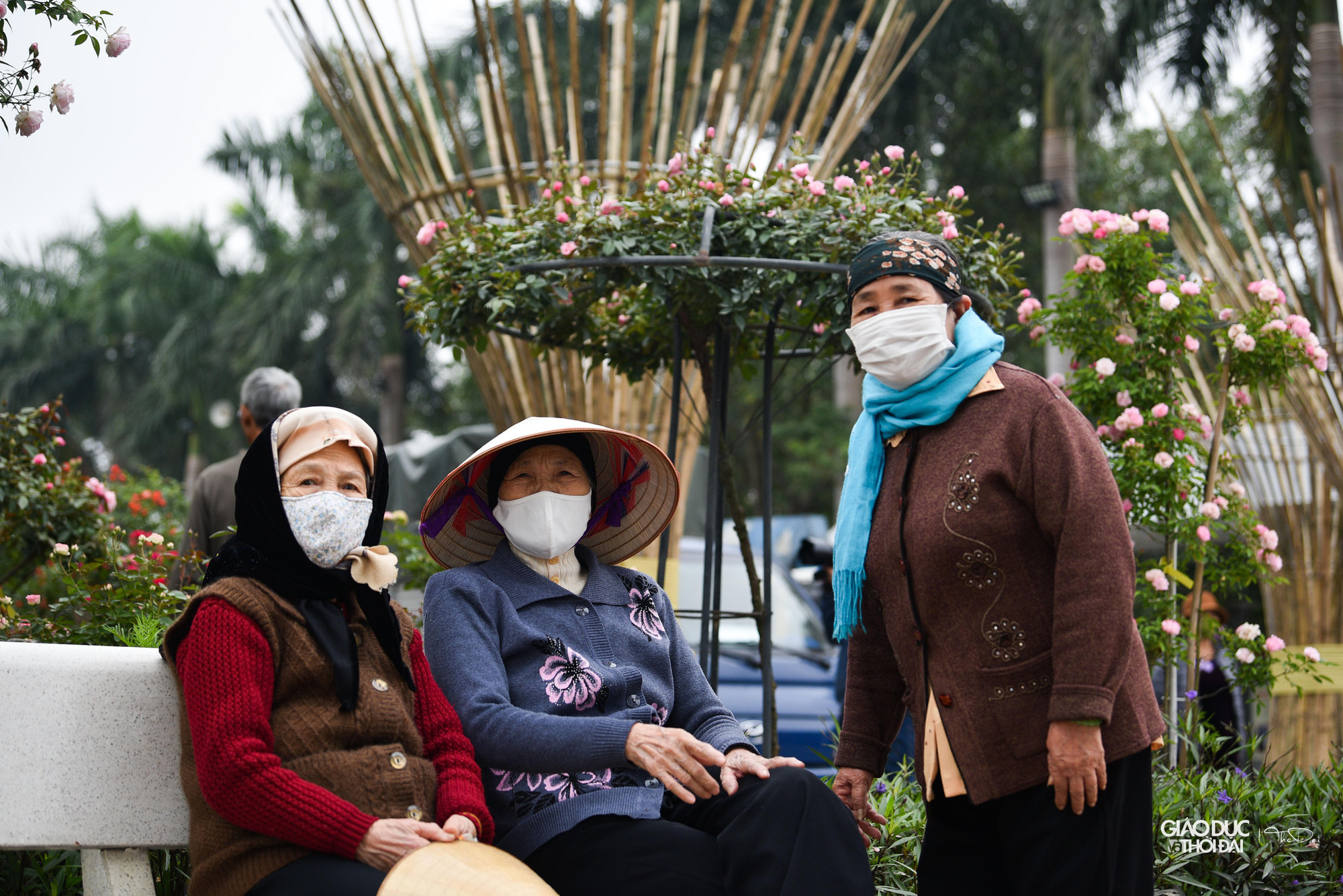 Những người cao tuổi rất hào hứng, cho dù chưa đến ngày lễ hội những các cụ đã có mặt từ sớm tại khu vực diễn ra lễ hội.