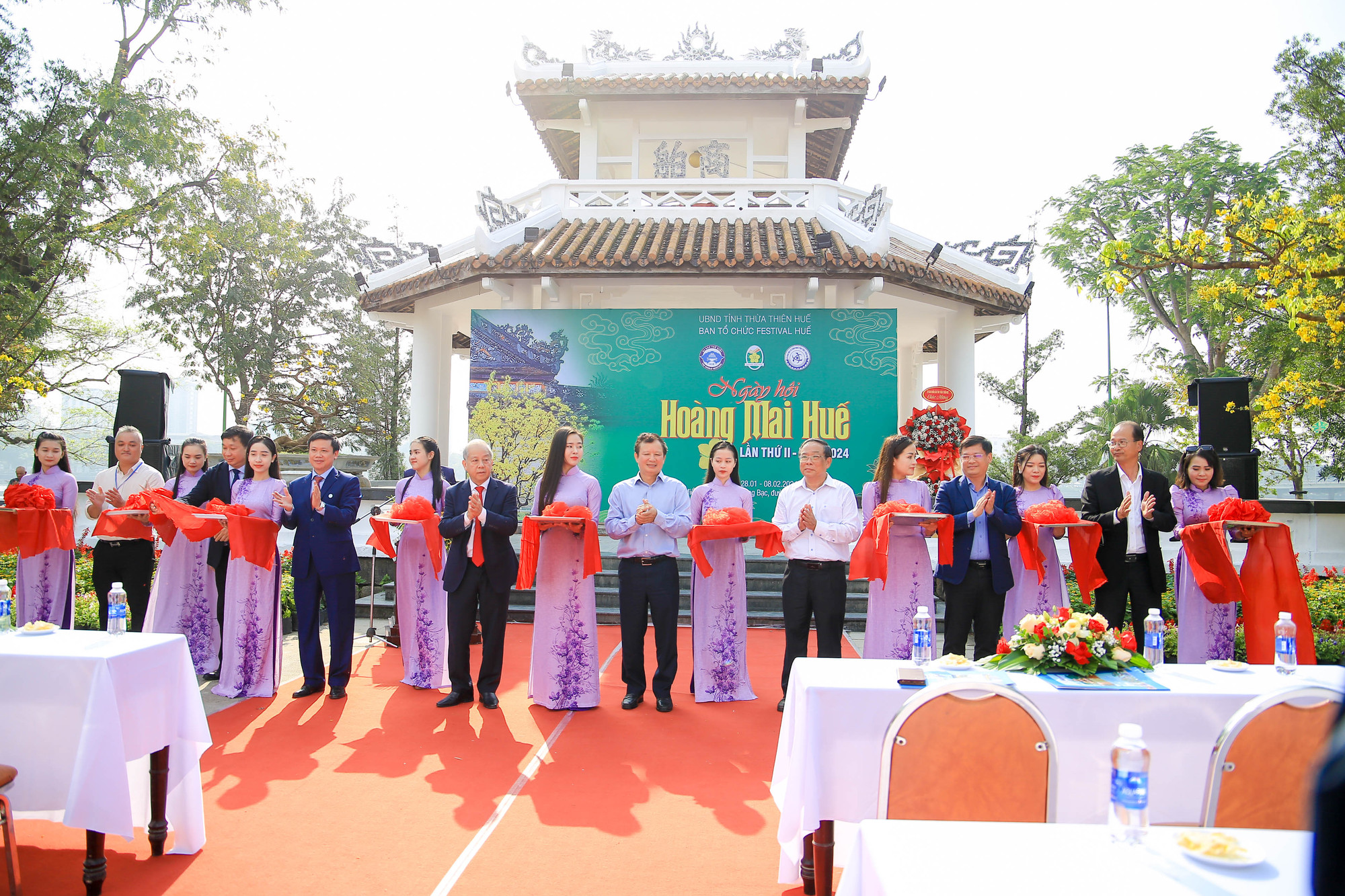 Cắt băng khai mạc ngày hội Hoàng mai Huế 2024.