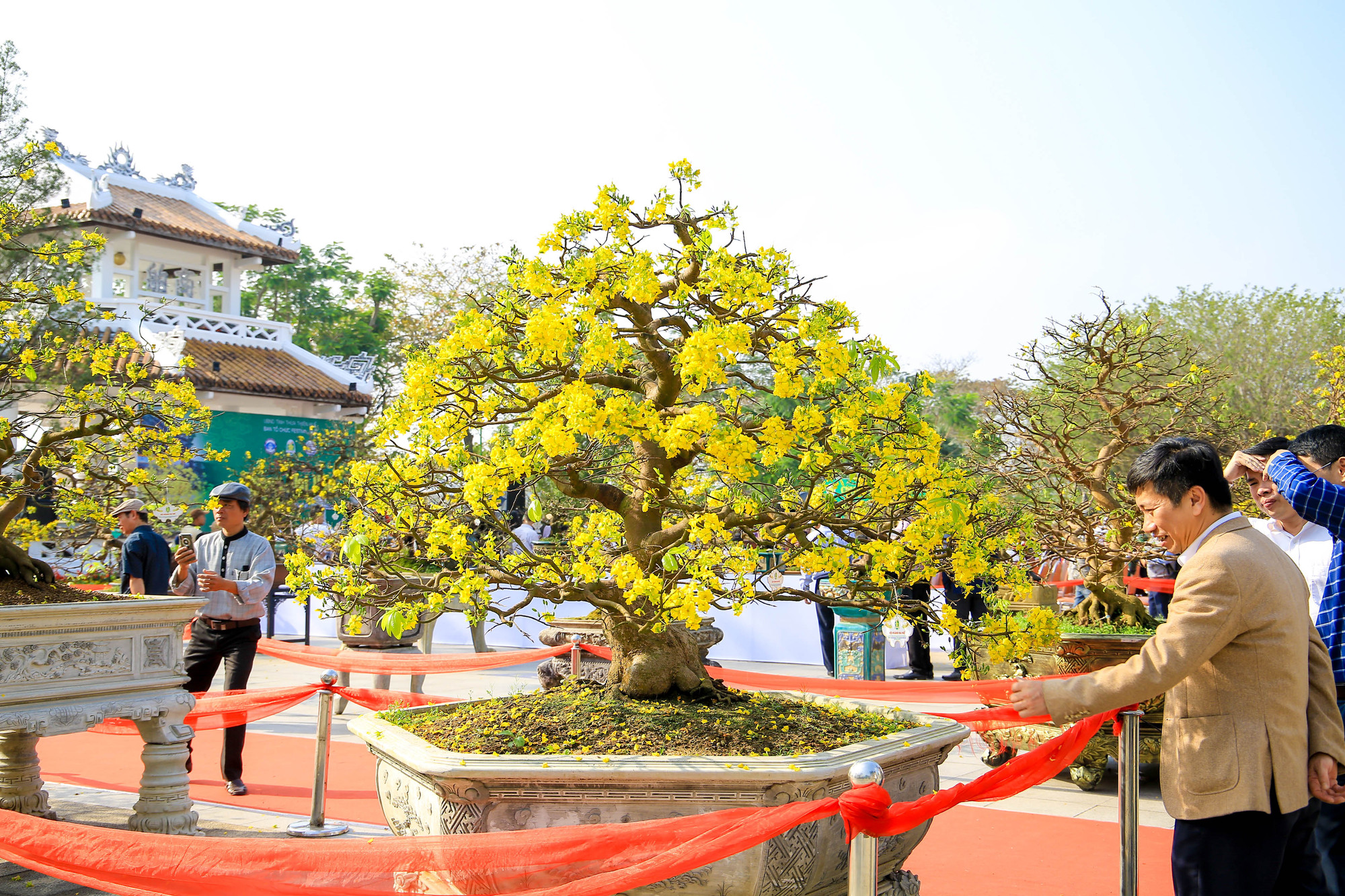 Đại biểu, du khách tham quan không gian triển lãm.