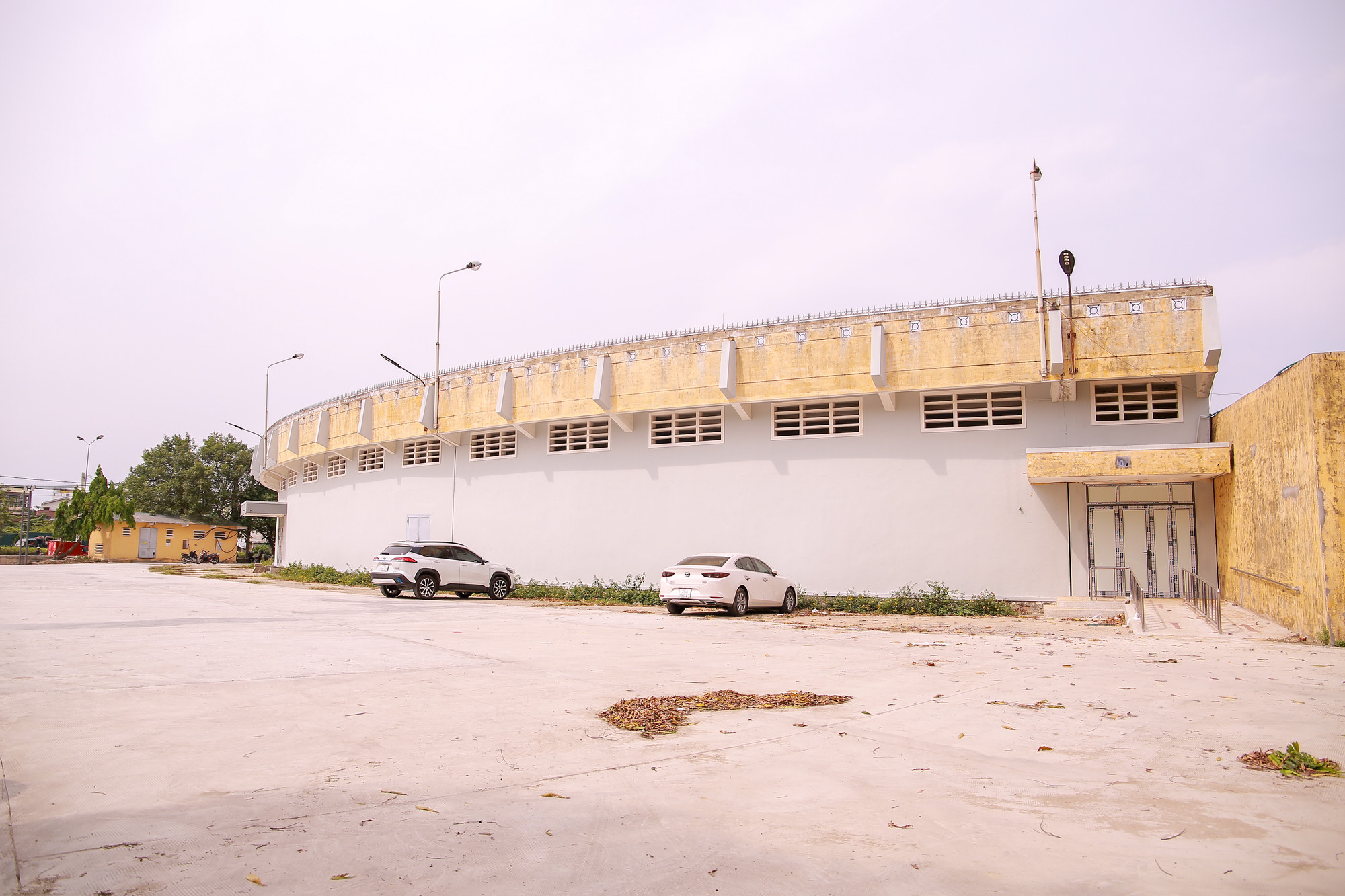 "Sau khi hàng rào tại đây được tháo dỡ, tôi thấy không gian được thoáng đãng hơn, không còn bí bách như trước đây nữa, mọi người có thể thoải mái ngắm nhìn đường phố, chạy bộ,... vào khu vực này", chị Dung là người bán bánh mì ở khu vực SVĐ cho biết. "Sau khi hàng rào tại đây được tháo dỡ, tôi thấy không gian được thoáng đãng hơn, không còn bí bách như trước đây nữa, mọi người có thể thoải mái ngắm nhìn đường phố, chạy bộ,... vào khu vực này", chị Dung là người bán bánh mì ở khu vực SVĐ cho biết.