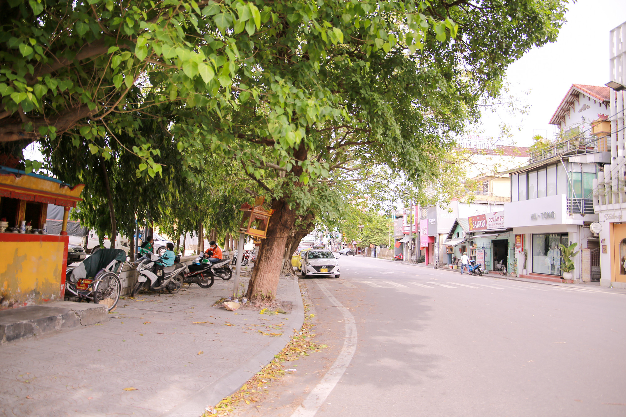 Việc tháo dỡ hàng rào đã tạo không gian liên hoàn giữa các trục đường lớn Lê Quý Đôn, Bà Triệu, Nguyễn Thái Học và khu phố đi bộ (phố Tây). Việc tháo dỡ hàng rào đã tạo không gian liên hoàn giữa các trục đường lớn Lê Quý Đôn, Bà Triệu, Nguyễn Thái Học và khu phố đi bộ (phố Tây).