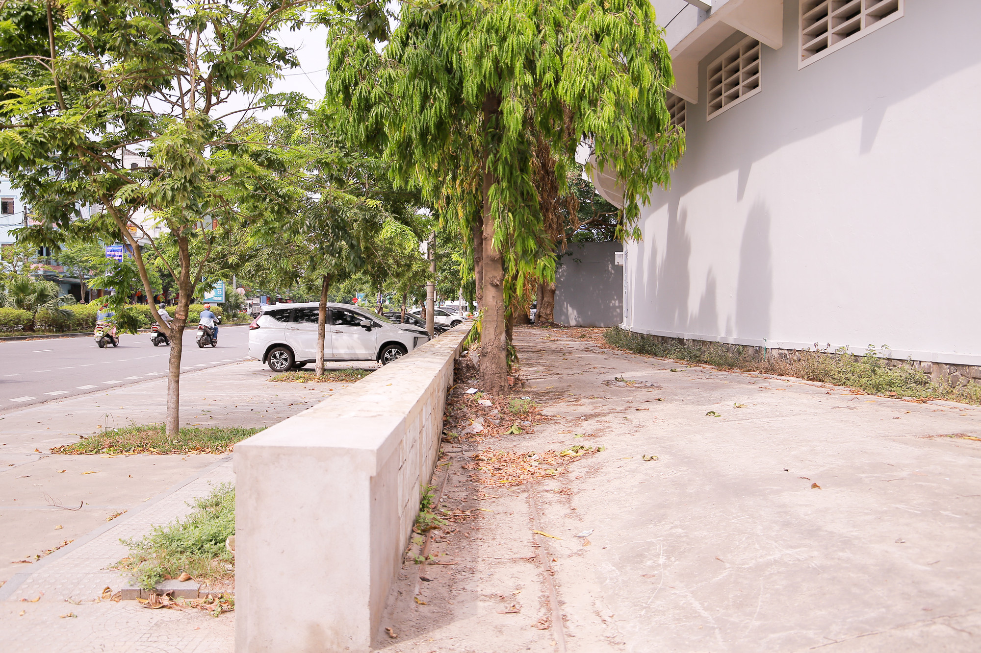 Một không gian thoáng mát, thoải mái do nhiều hoạt động dịch vụ như làm bãi đậu xe ô tô, nơi cho người đi bộ, chạy thể dục,... Một không gian thoáng mát, thoải mái do nhiều hoạt động dịch vụ như làm bãi đậu xe ô tô, nơi cho người đi bộ, chạy thể dục,...