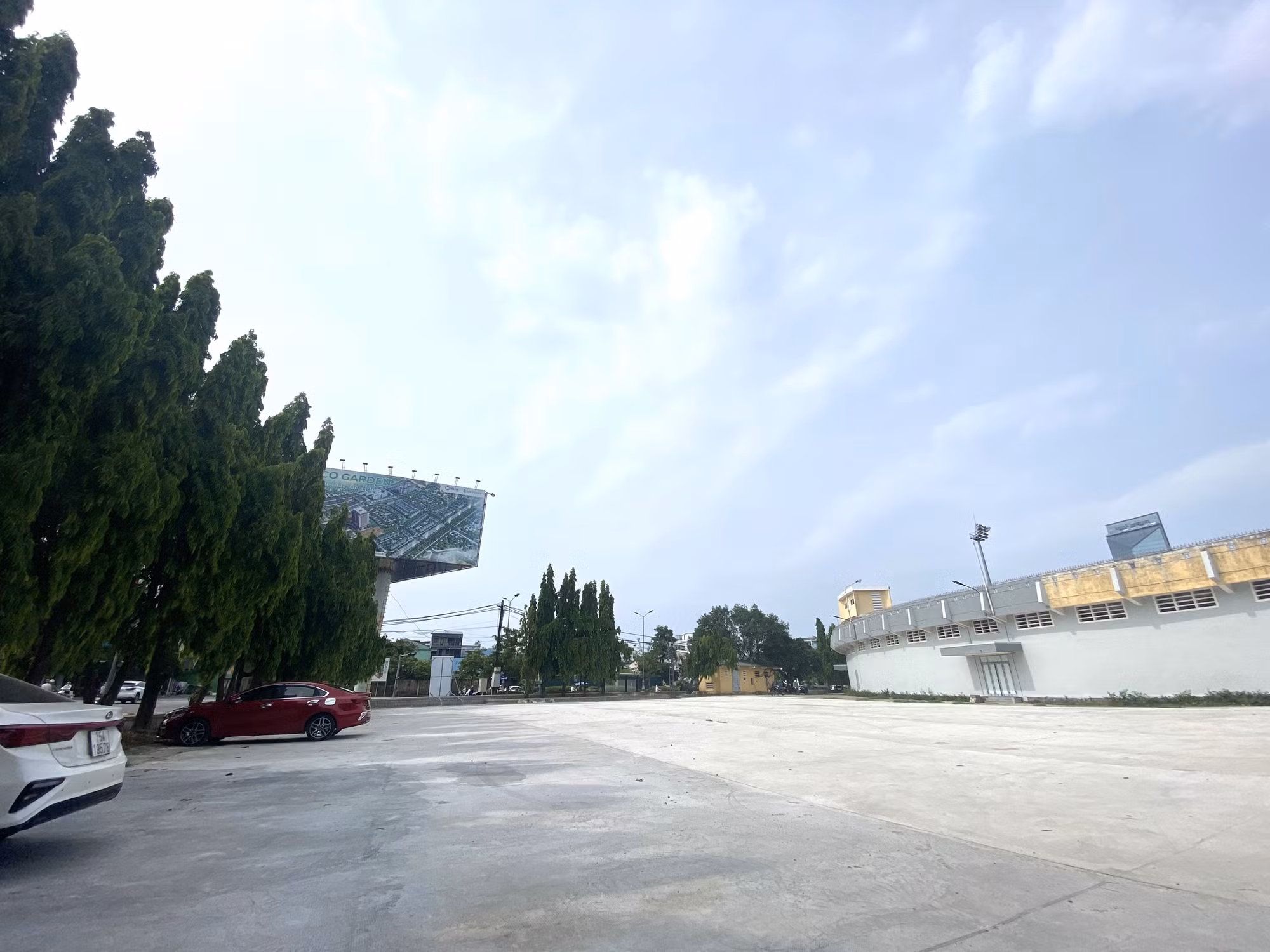 Không gian xung quanh SVĐ nhìn thoáng mát hơn so với khi chưa dỡ bỏ hàng rào.