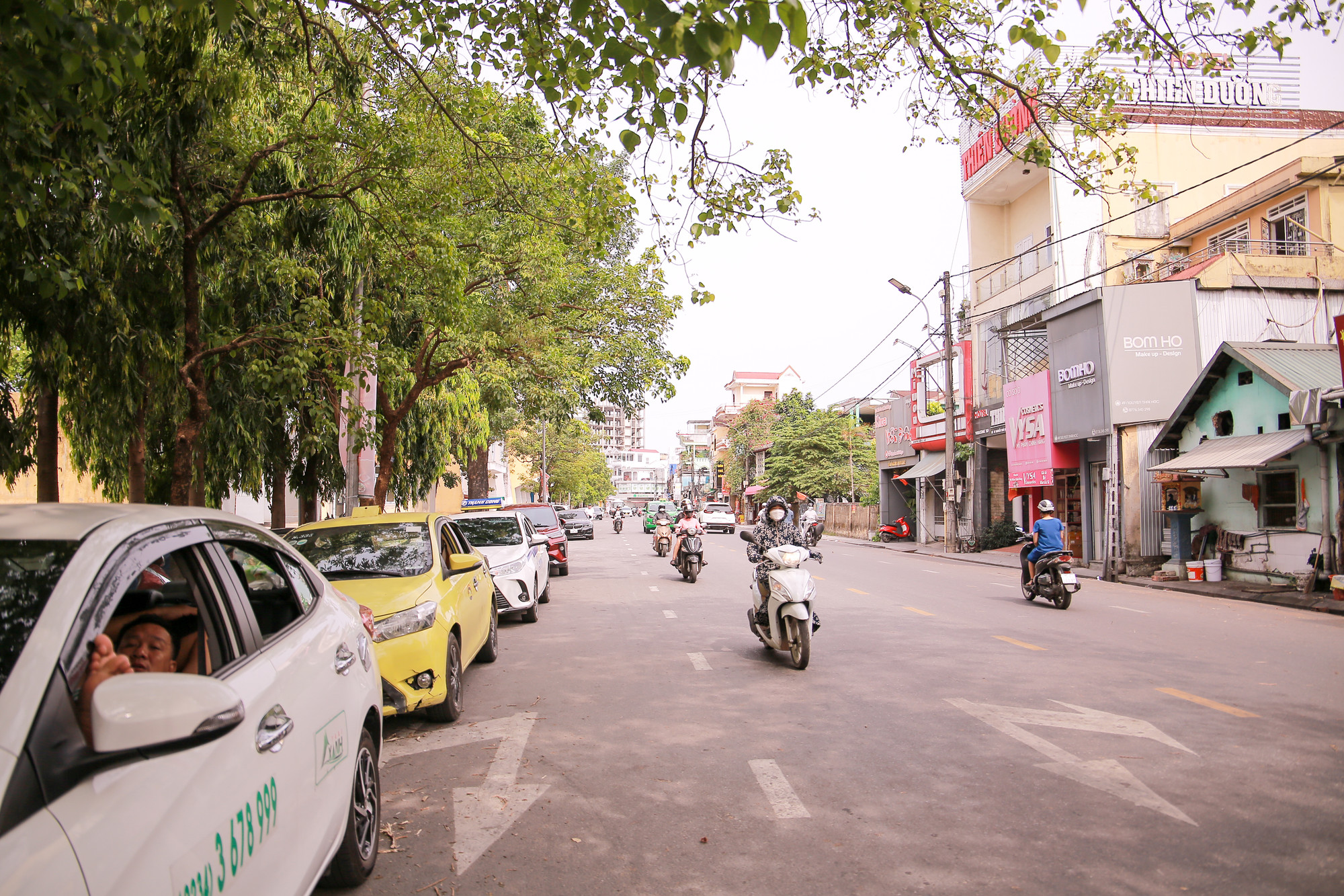 Anh Lê Viết Huấn là một xe ôm thường xuyên chở khách và nghỉ ngơi ở khu vực SVĐ cho biết: "Từ khi tháo hàng rào xung quanh SVĐ, anh em xe ôm hay taxi chúng tôi thấy không gian được mở rộng ra rất nhiều, những lúc nghỉ ngơi dưới gốc cây thấy rất thoải mái và thoáng mát, đi lại ở khu vực này cũng thuận tiện". Anh Lê Viết Huấn là một xe ôm thường xuyên chở khách và nghỉ ngơi ở khu vực SVĐ cho biết: "Từ khi tháo hàng rào xung quanh SVĐ, anh em xe ôm hay taxi chúng tôi thấy không gian được mở rộng ra rất nhiều, những lúc nghỉ ngơi dưới gốc cây thấy rất thoải mái và thoáng mát, đi lại ở khu vực này cũng thuận tiện".