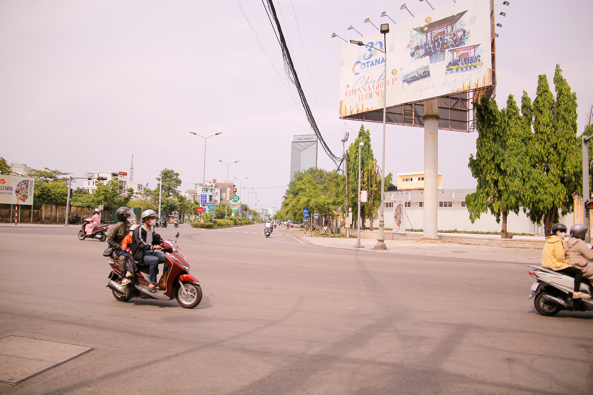 Việc tháo dỡ hàng rào đã tạo không gian liên hoàn giữa các trục đường lớn Lê Quý Đôn, Bà Triệu, Nguyễn Thái Học và khu phố đi bộ (phố Tây). Việc tháo dỡ hàng rào đã tạo không gian liên hoàn giữa các trục đường lớn Lê Quý Đôn, Bà Triệu, Nguyễn Thái Học và khu phố đi bộ (phố Tây).