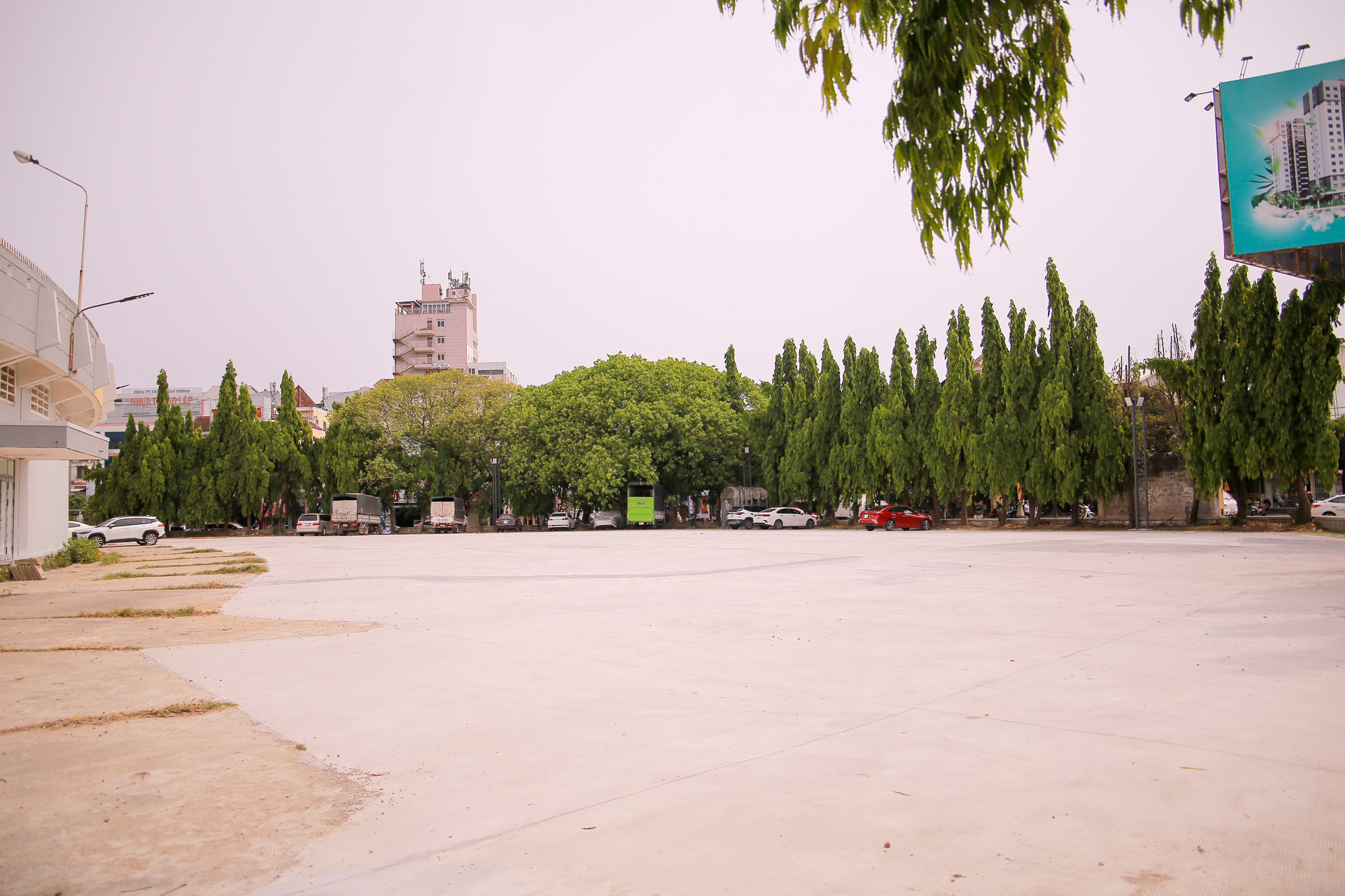 Một không gian thoáng mát, thoải mái do nhiều hoạt động dịch vụ như làm bãi đậu xe ô tô, nơi cho người đi bộ, chạy thể dục,... Một không gian thoáng mát, thoải mái do nhiều hoạt động dịch vụ như làm bãi đậu xe ô tô, nơi cho người đi bộ, chạy thể dục,...