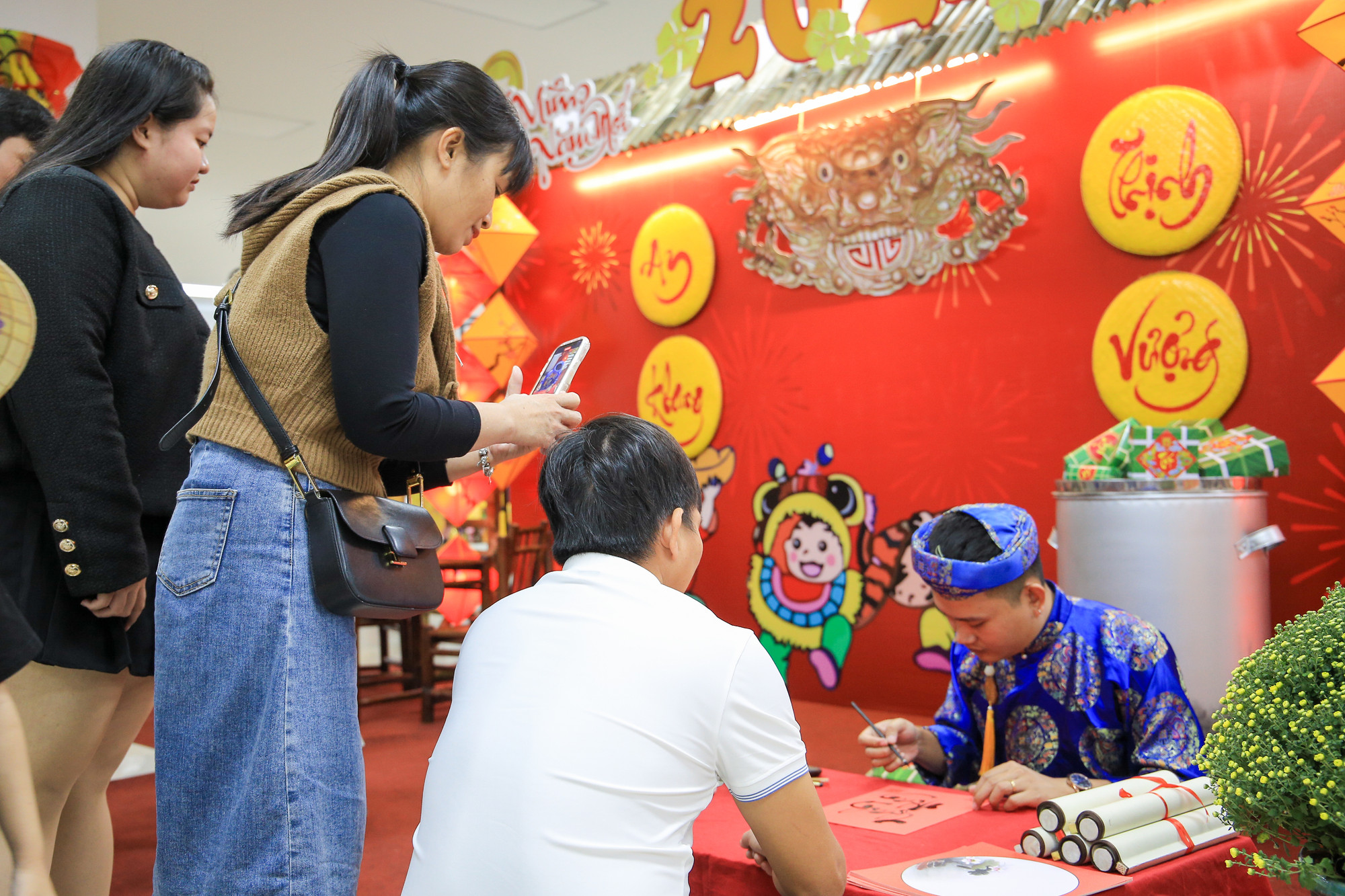 Tại không gian trưng bày sẽ có các sản phẩm của một số nghề truyền thống như chằm nón, làm diều, lồng đèn, hoa giấy Thanh Tiên, mây tre đan… Tại không gian trưng bày sẽ có các sản phẩm của một số nghề truyền thống như chằm nón, làm diều, lồng đèn, hoa giấy Thanh Tiên, mây tre đan…