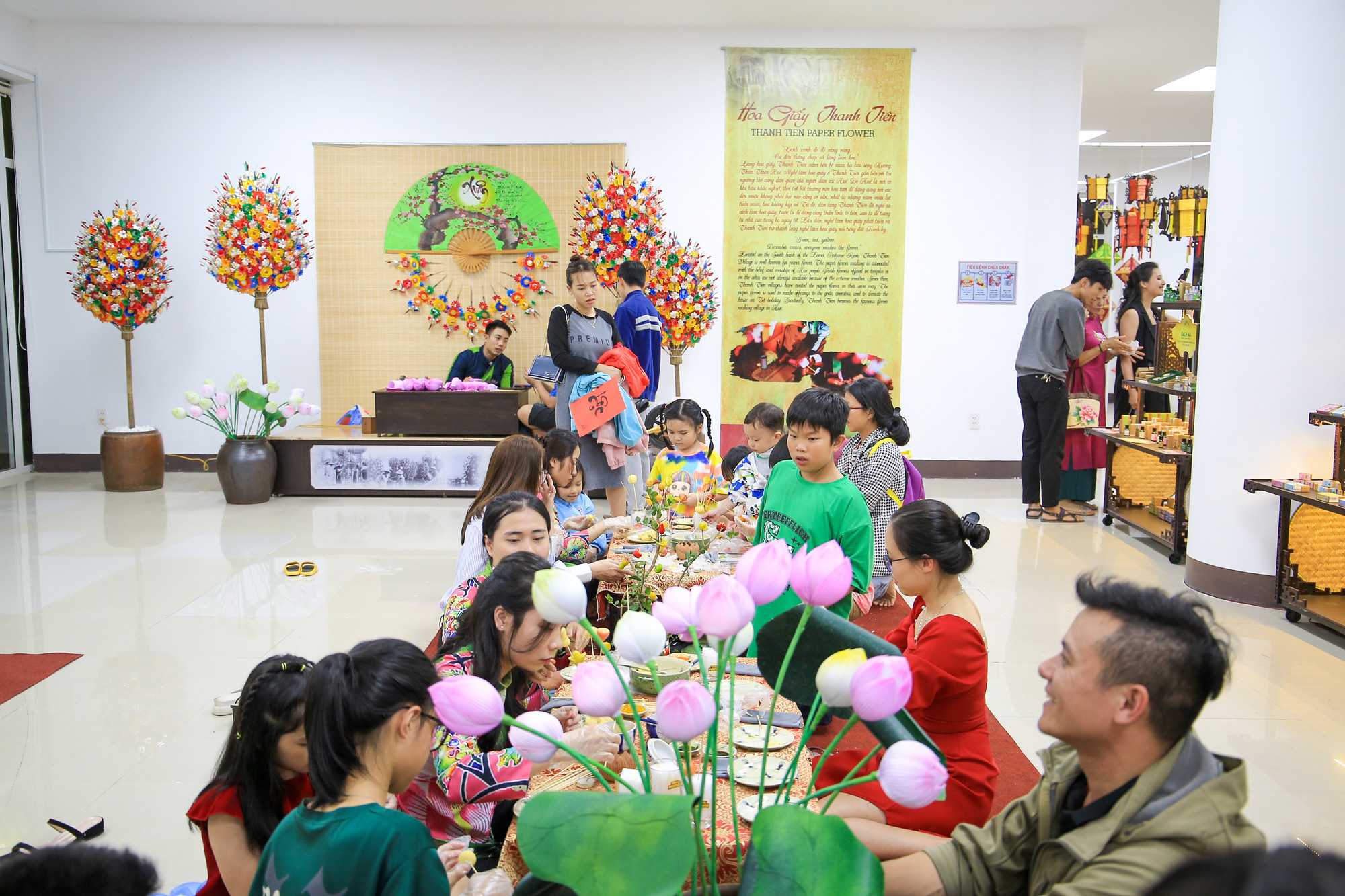 Rất đông phụ huynh và các em nhỏ háo hức trải nghiệm làm một số sản phẩm nghề truyền thống. Rất đông phụ huynh và các em nhỏ háo hức trải nghiệm làm một số sản phẩm nghề truyền thống.