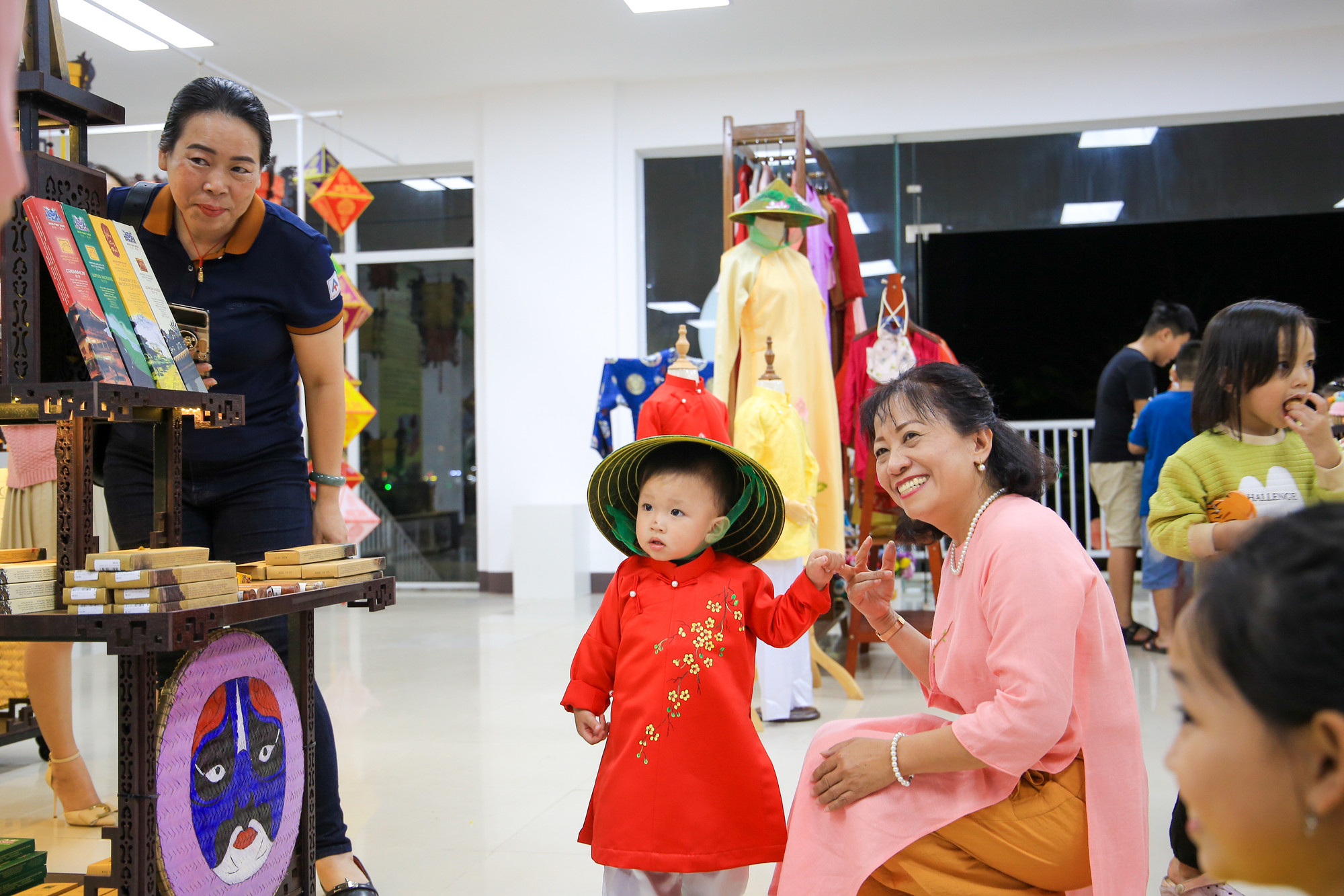 Không gian góp phần thúc đẩy nghề truyền thống Huế phát triển, góp phần tăng sức hút cho Huế, phát sinh thêm nhu cầu mua sắm… từ đó góp phần tăng thu cho các ngành, tạo thêm việc làm cho người dân địa phương. (Ảnh: Hoàng Hải) Không gian góp phần thúc đẩy nghề truyền thống Huế phát triển, góp phần tăng sức hút cho Huế, phát sinh thêm nhu cầu mua sắm… từ đó góp phần tăng thu cho các ngành, tạo thêm việc làm cho người dân địa phương. (Ảnh: Hoàng Hải)
