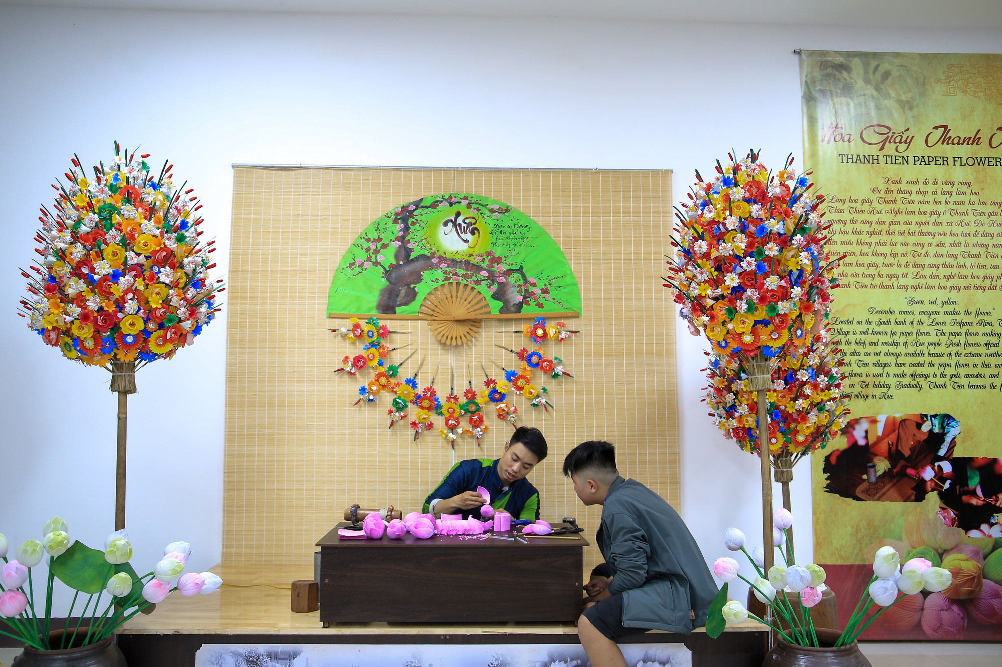 Làng nghề hoa giấy Thanh Tiên nổi tiếng xứ Huế với đa dạng các loại hoa làm bằng giấy, phục vụ tín ngưỡng thờ cúng và trang trí nhà cửa trong những ngày Tết. Làng nghề hoa giấy Thanh Tiên nổi tiếng xứ Huế với đa dạng các loại hoa làm bằng giấy, phục vụ tín ngưỡng thờ cúng và trang trí nhà cửa trong những ngày Tết.