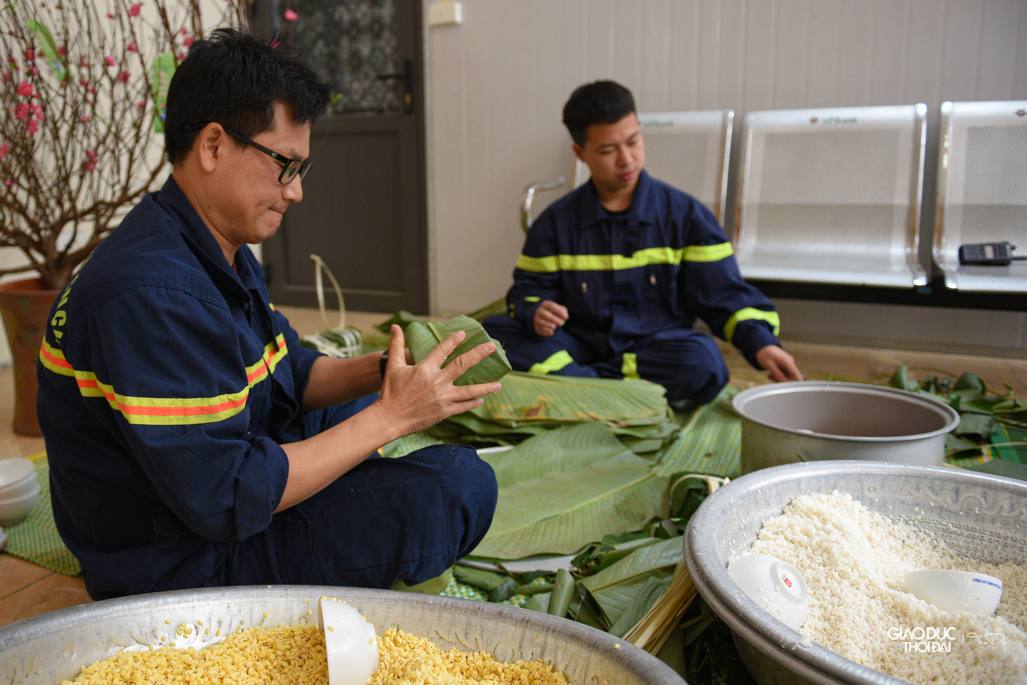 Trung tá Khúc Nguyên Khánh, Phó đội trưởng cho biết: "Mỗi dịp Tết đến, Xuân về, để bảo đảm tuyệt đối an toàn cho người dân yên tâm đón Tết, cán bộ, chiến sĩ của đơn vị đều được huy động 100% quân số trực chiến, không ai được về nhà. Chính vì vậy, việc tổ chức gói bánh chưng là dịp để anh em gần gũi động viên nhau khi phải xa quê hương…”. Trung tá Khúc Nguyên Khánh, Phó đội trưởng cho biết: "Mỗi dịp Tết đến, Xuân về, để bảo đảm tuyệt đối an toàn cho người dân yên tâm đón Tết, cán bộ, chiến sĩ của đơn vị đều được huy động 100% quân số trực chiến, không ai được về nhà. Chính vì vậy, việc tổ chức gói bánh chưng là dịp để anh em gần gũi động viên nhau khi phải xa quê hương…”.