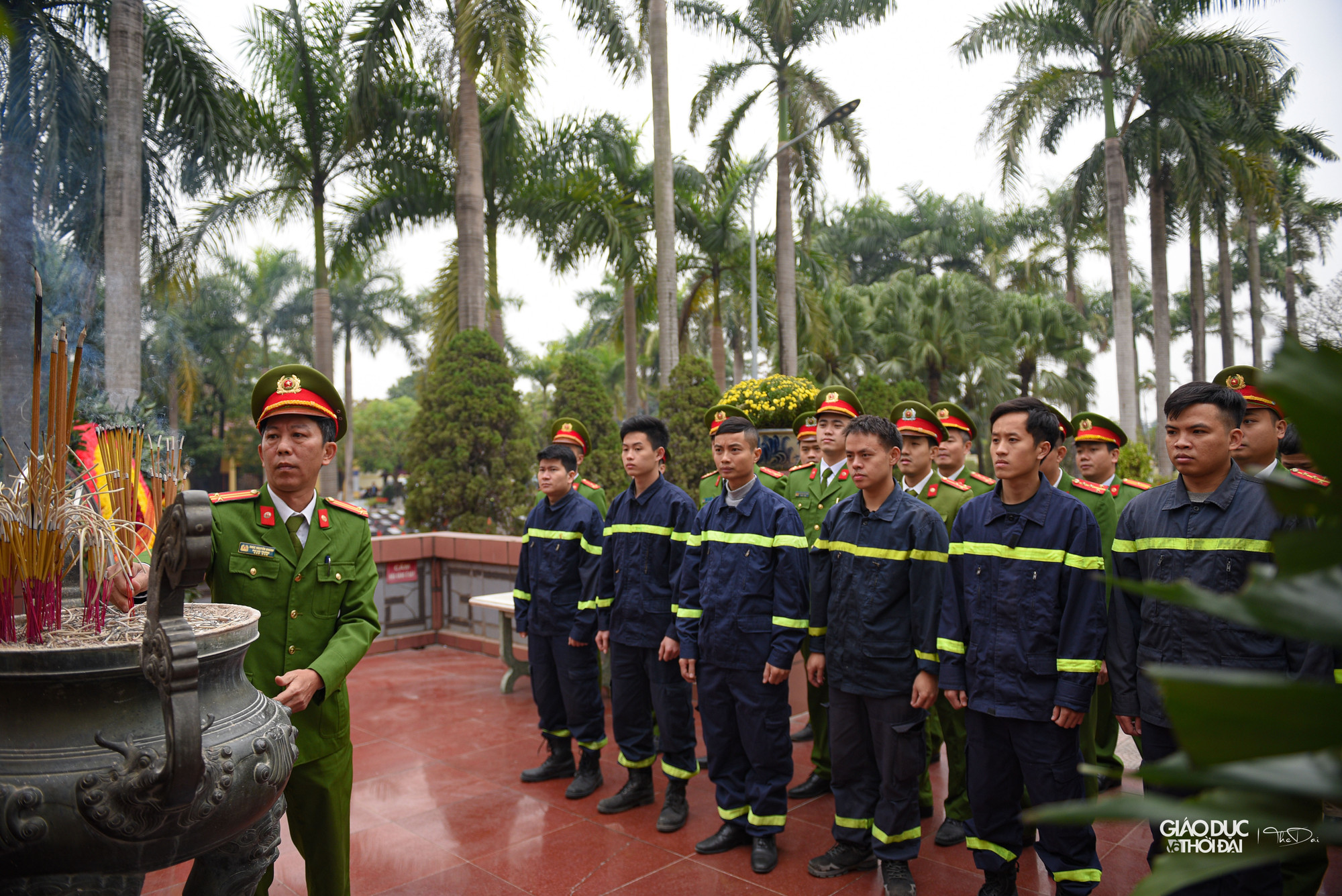 Ngay sau buổi họp giao ban, trừ những đồng chí có lịch trực, toàn bộ đơn vị có mặt tại nghĩa trang liệt sĩ để thắp hương cho những liệt sĩ hy sinh khi làm nhiệm vụ. Ngay sau buổi họp giao ban, trừ những đồng chí có lịch trực, toàn bộ đơn vị có mặt tại nghĩa trang liệt sĩ để thắp hương cho những liệt sĩ hy sinh khi làm nhiệm vụ.