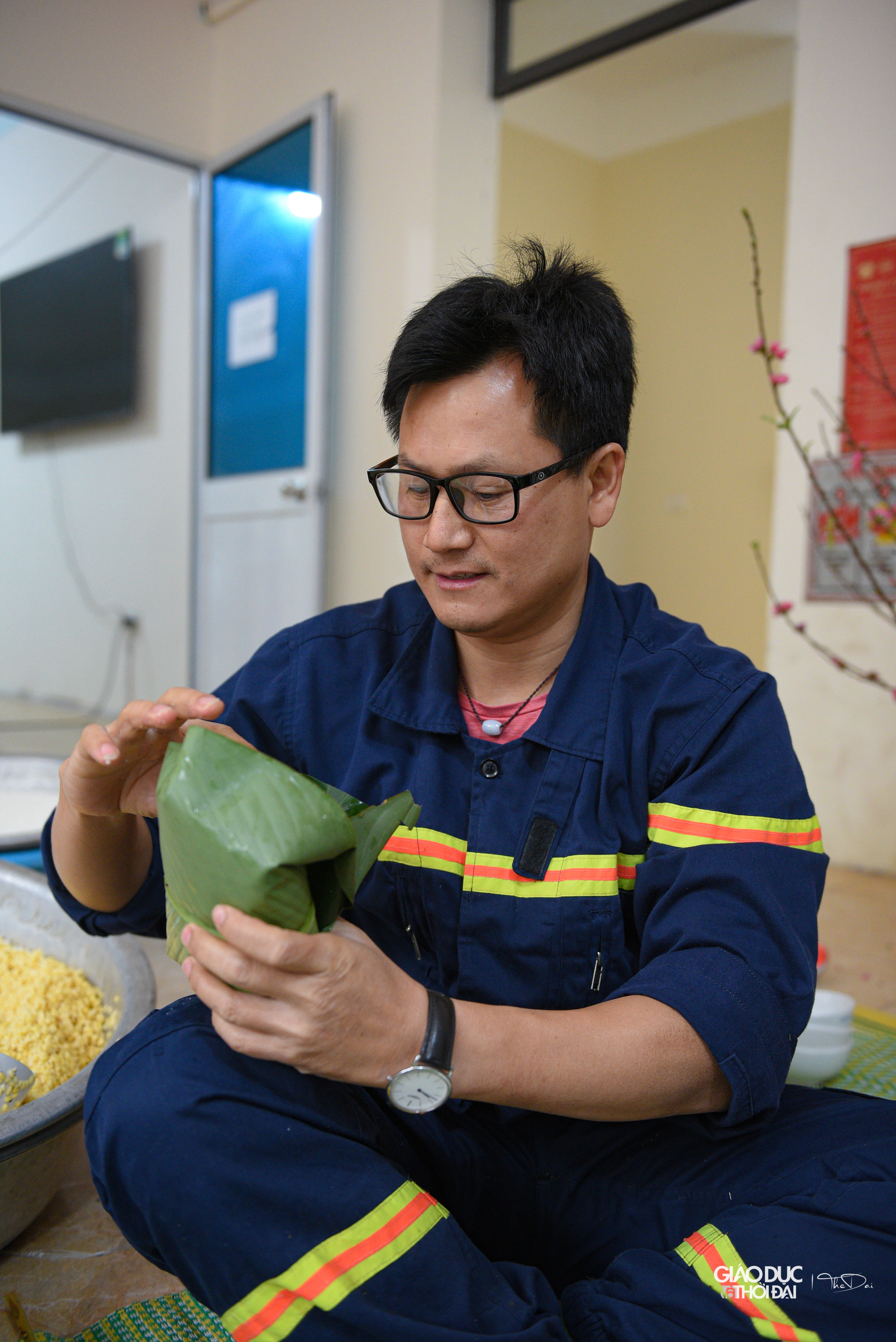 Những đôi bàn tay hằng ngày chỉ biết cầm vô lăng, vòi chữa cháy đi chế ngự “bà hỏa” nay lại khéo léo gói những chiếc bánh chưng truyền thống đón Tết. Những đôi bàn tay hằng ngày chỉ biết cầm vô lăng, vòi chữa cháy đi chế ngự “bà hỏa” nay lại khéo léo gói những chiếc bánh chưng truyền thống đón Tết.