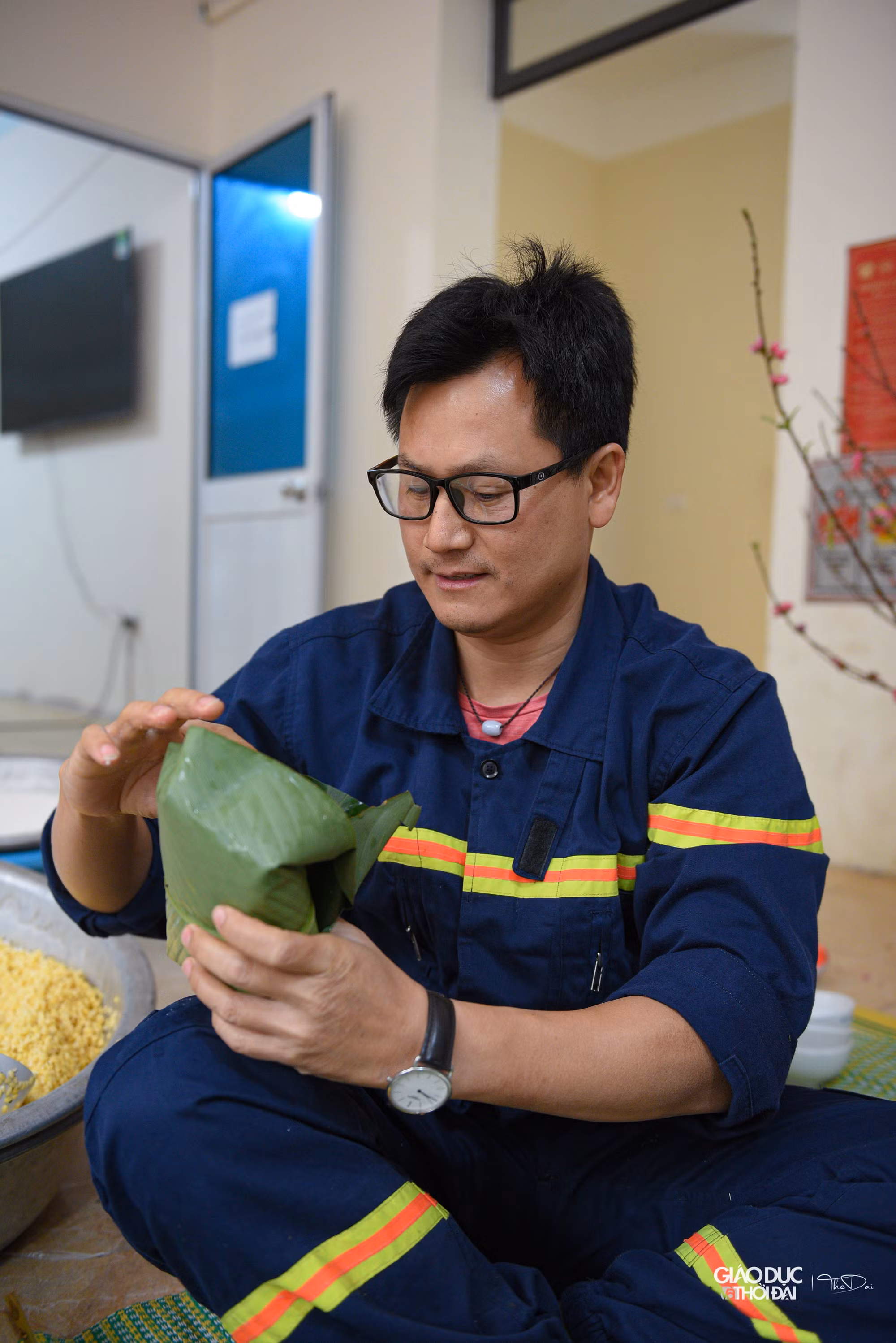 Những đôi bàn tay hằng ngày chỉ biết cầm vô lăng, vòi chữa cháy đi chế ngự “bà hỏa” nay lại khéo léo gói những chiếc bánh chưng truyền thống đón Tết.