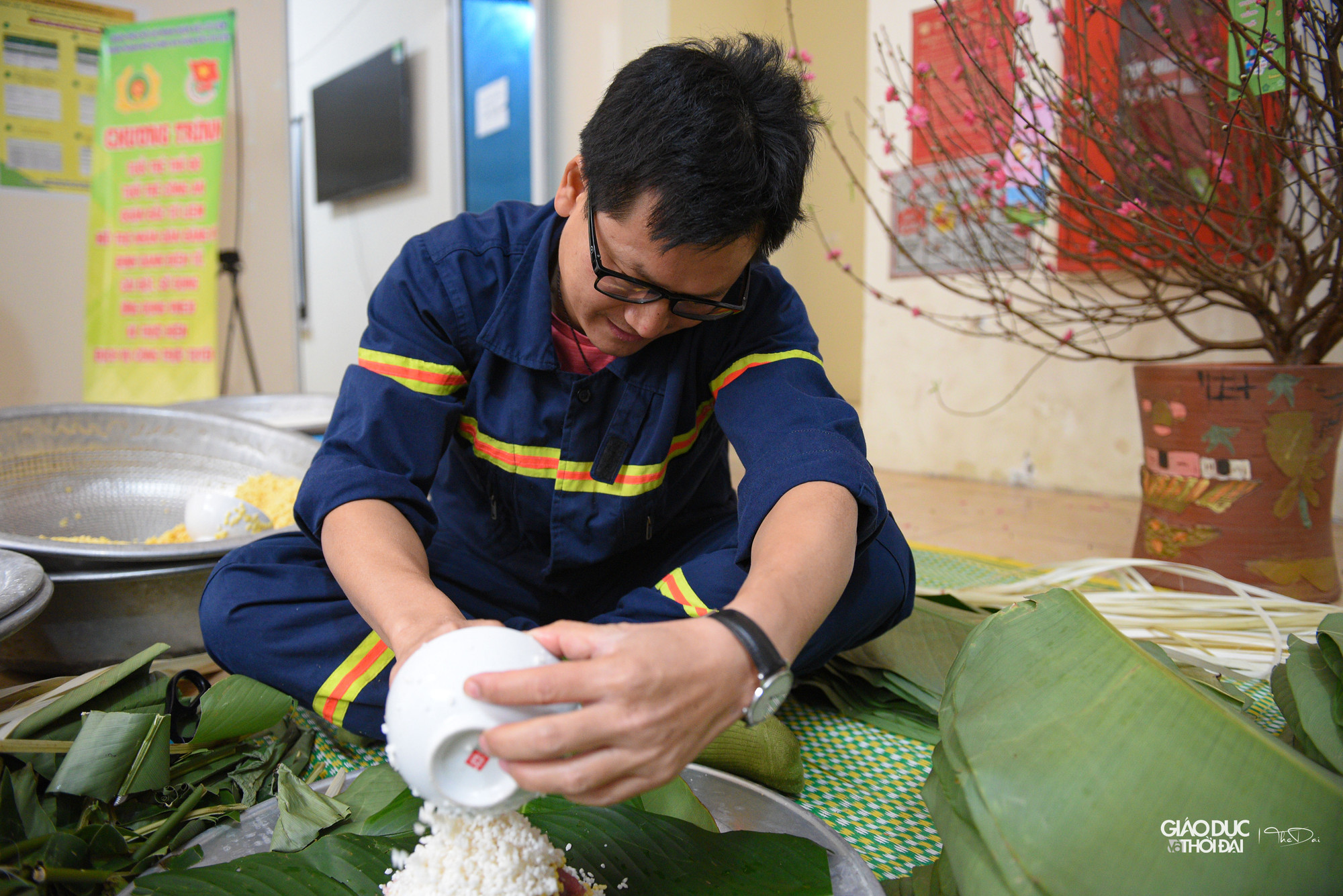 Từ sáng sớm, CBCS của đơn vị đã phân công nhau lo việc gói bánh chưng. Người thì chuẩn bị củi đun bánh; người lo rửa lá dong, đãi gạo... Người nào được anh em nhận định khéo tay hơn sẽ được "biên chế" vào đội gói bánh. Từ sáng sớm, CBCS của đơn vị đã phân công nhau lo việc gói bánh chưng. Người thì chuẩn bị củi đun bánh; người lo rửa lá dong, đãi gạo... Người nào được anh em nhận định khéo tay hơn sẽ được "biên chế" vào đội gói bánh.