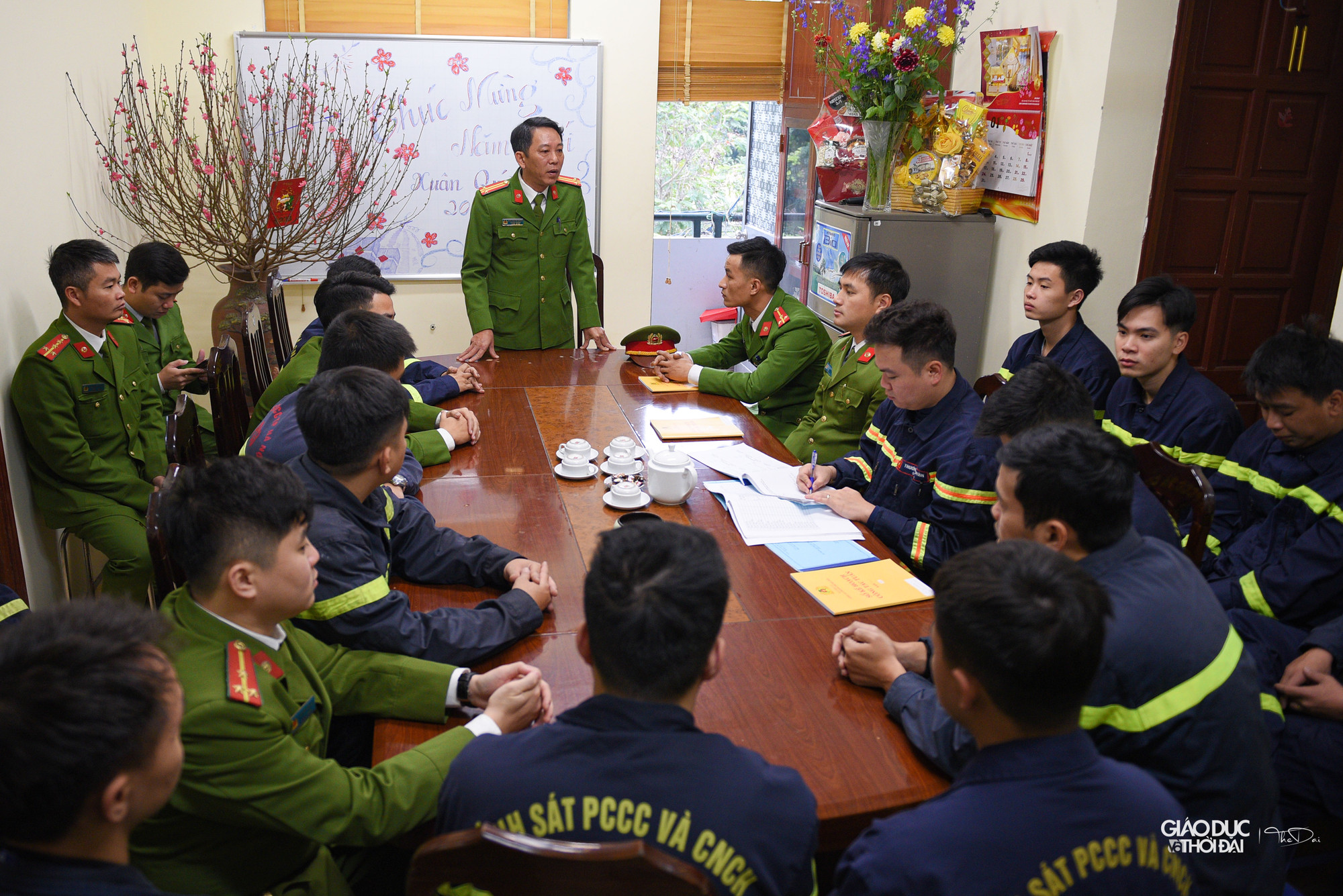 Sáng 28 tháng chạp, toàn bộ đơn vị họp giao ban vào buổi sáng. Sáng 28 tháng chạp, toàn bộ đơn vị họp giao ban vào buổi sáng.