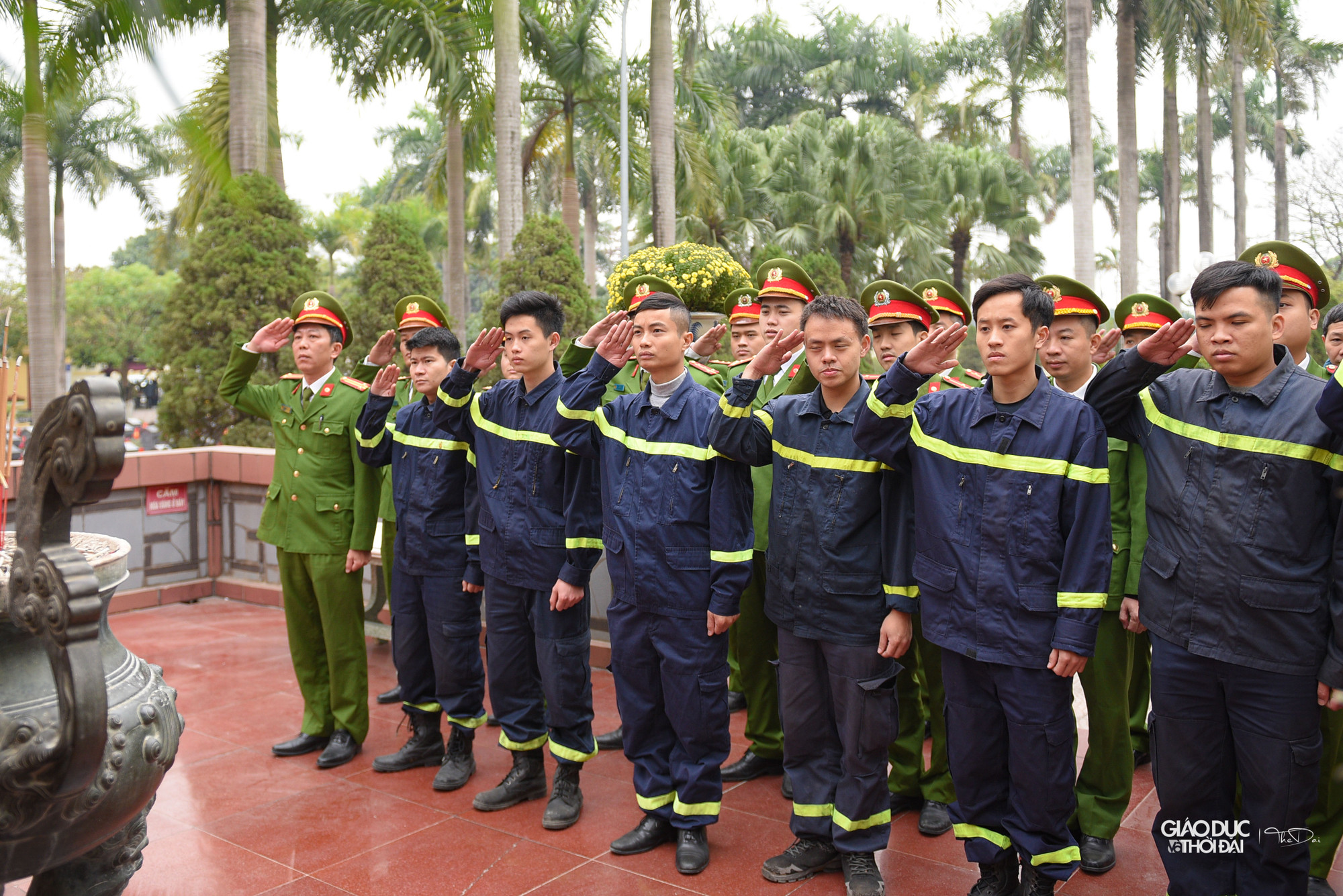 Ngay sau buổi họp giao ban, trừ những đồng chí có lịch trực, toàn bộ đơn vị có mặt tại nghĩa trang liệt sĩ để thắp hương cho những liệt sĩ hy sinh khi làm nhiệm vụ. Ngay sau buổi họp giao ban, trừ những đồng chí có lịch trực, toàn bộ đơn vị có mặt tại nghĩa trang liệt sĩ để thắp hương cho những liệt sĩ hy sinh khi làm nhiệm vụ.