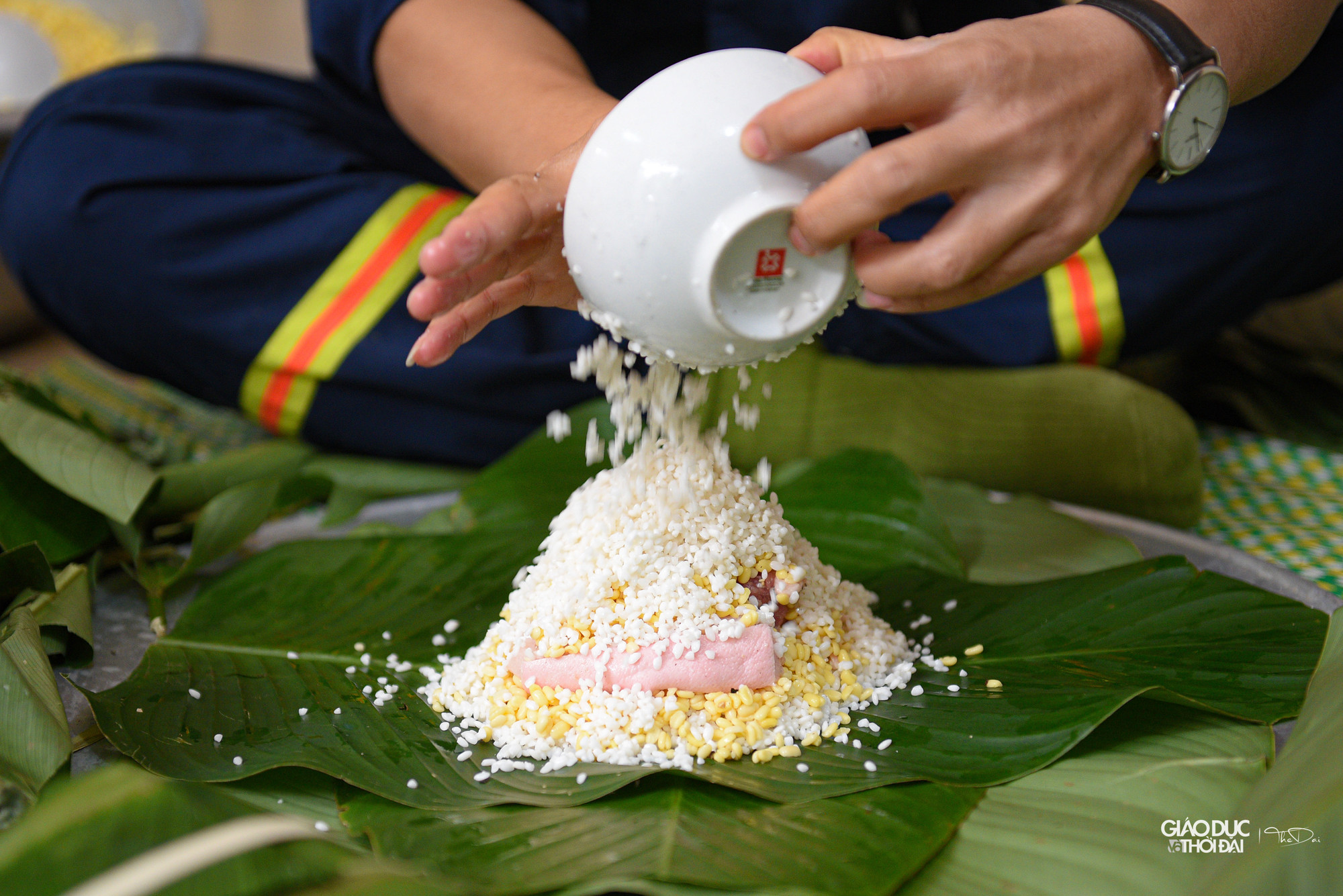 Từ sáng sớm, CBCS của đơn vị đã phân công nhau lo việc gói bánh chưng. Người thì chuẩn bị củi đun bánh; người lo rửa lá dong, đãi gạo... Người nào được anh em nhận định khéo tay hơn sẽ được "biên chế" vào đội gói bánh. Từ sáng sớm, CBCS của đơn vị đã phân công nhau lo việc gói bánh chưng. Người thì chuẩn bị củi đun bánh; người lo rửa lá dong, đãi gạo... Người nào được anh em nhận định khéo tay hơn sẽ được "biên chế" vào đội gói bánh.