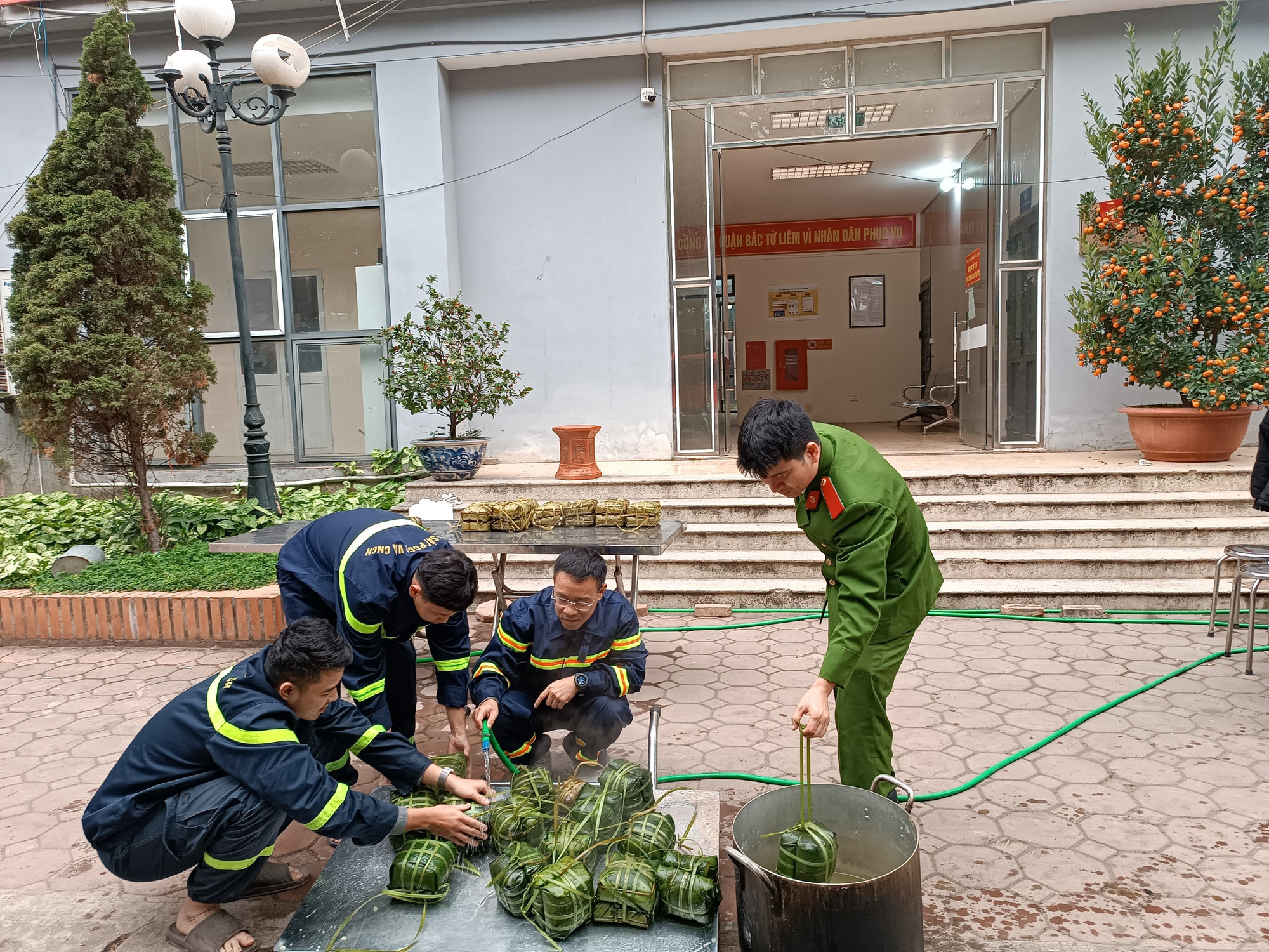 Đến sáng sớm hôm sau, những chiếc bánh chưng đã được vớt ra. Đến sáng sớm hôm sau, những chiếc bánh chưng đã được vớt ra.