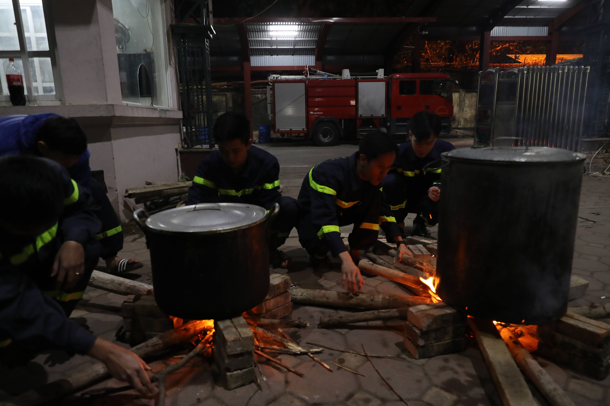 Thấy nồi bánh chưng như thấy hương vị Tết đã gần kề. Thấy nồi bánh chưng như thấy hương vị Tết đã gần kề.