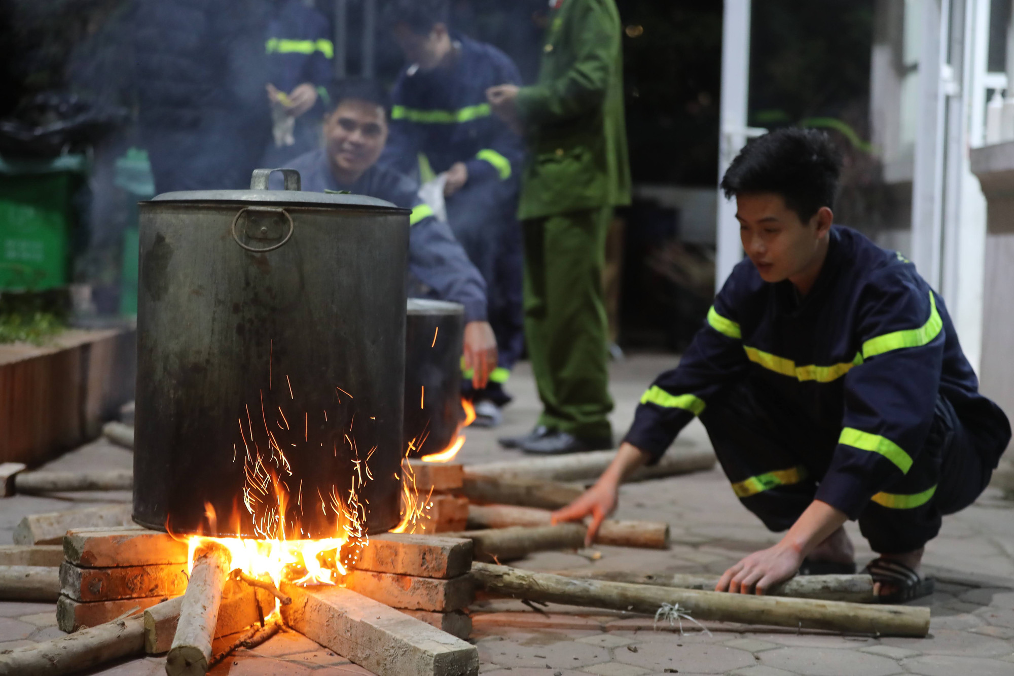 Thấy nồi bánh chưng như thấy hương vị Tết đã gần kề. Thấy nồi bánh chưng như thấy hương vị Tết đã gần kề.