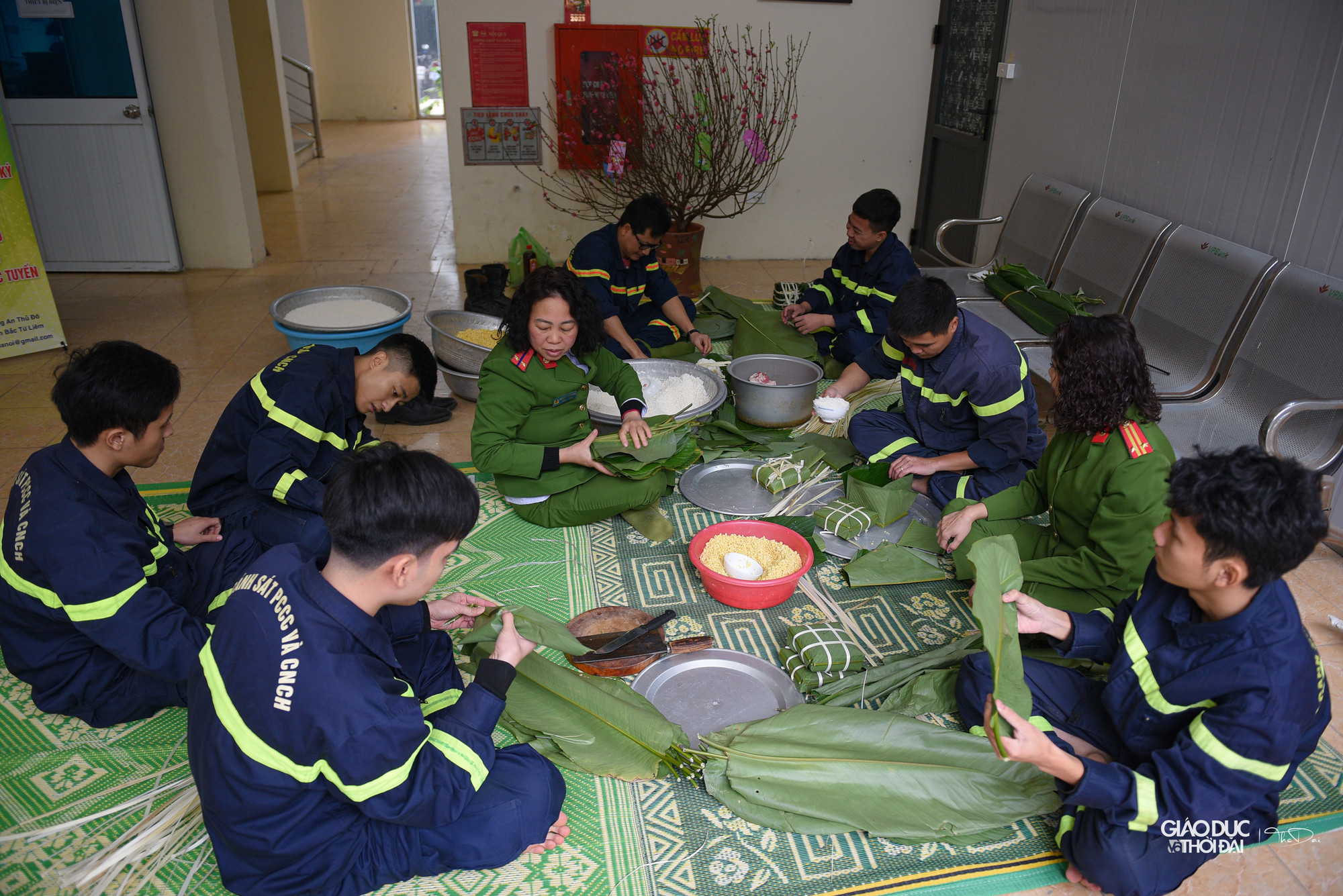 Về tới đơn vị, những chiến sĩ lại quây quần bên nhau để cùng nhau gói bánh chưng đón Tết. Về tới đơn vị, những chiến sĩ lại quây quần bên nhau để cùng nhau gói bánh chưng đón Tết.