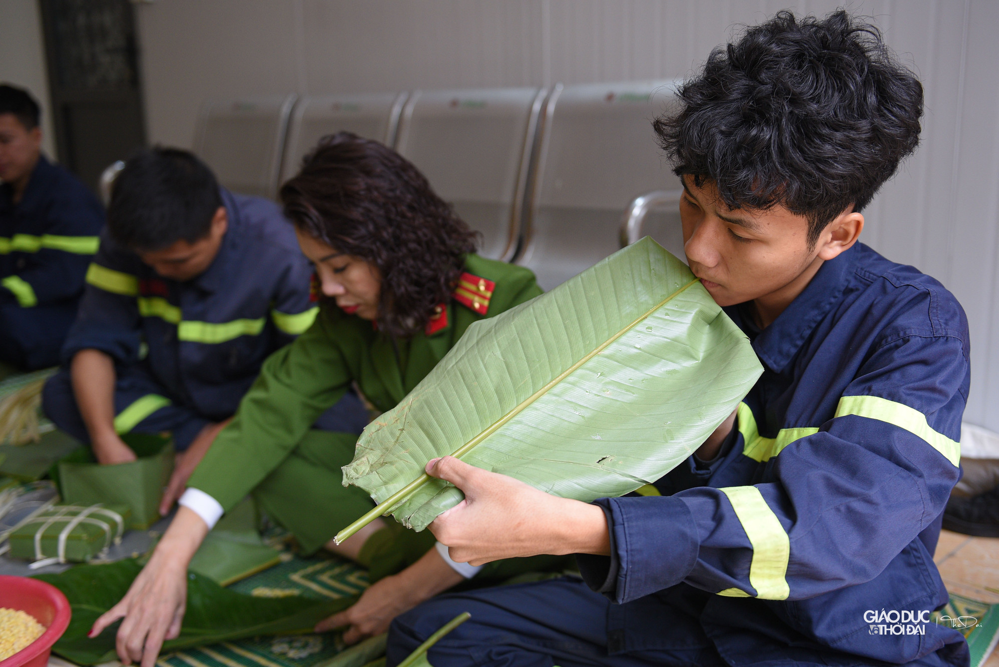 Trung tá Khúc Nguyên Khánh, Phó đội trưởng cho biết: "Mỗi dịp Tết đến, Xuân về, để bảo đảm tuyệt đối an toàn cho người dân yên tâm đón Tết, cán bộ, chiến sĩ của đơn vị đều được huy động 100% quân số trực chiến, không ai được về nhà. Chính vì vậy, việc tổ chức gói bánh chưng là dịp để anh em gần gũi động viên nhau khi phải xa quê hương…”. Trung tá Khúc Nguyên Khánh, Phó đội trưởng cho biết: "Mỗi dịp Tết đến, Xuân về, để bảo đảm tuyệt đối an toàn cho người dân yên tâm đón Tết, cán bộ, chiến sĩ của đơn vị đều được huy động 100% quân số trực chiến, không ai được về nhà. Chính vì vậy, việc tổ chức gói bánh chưng là dịp để anh em gần gũi động viên nhau khi phải xa quê hương…”.