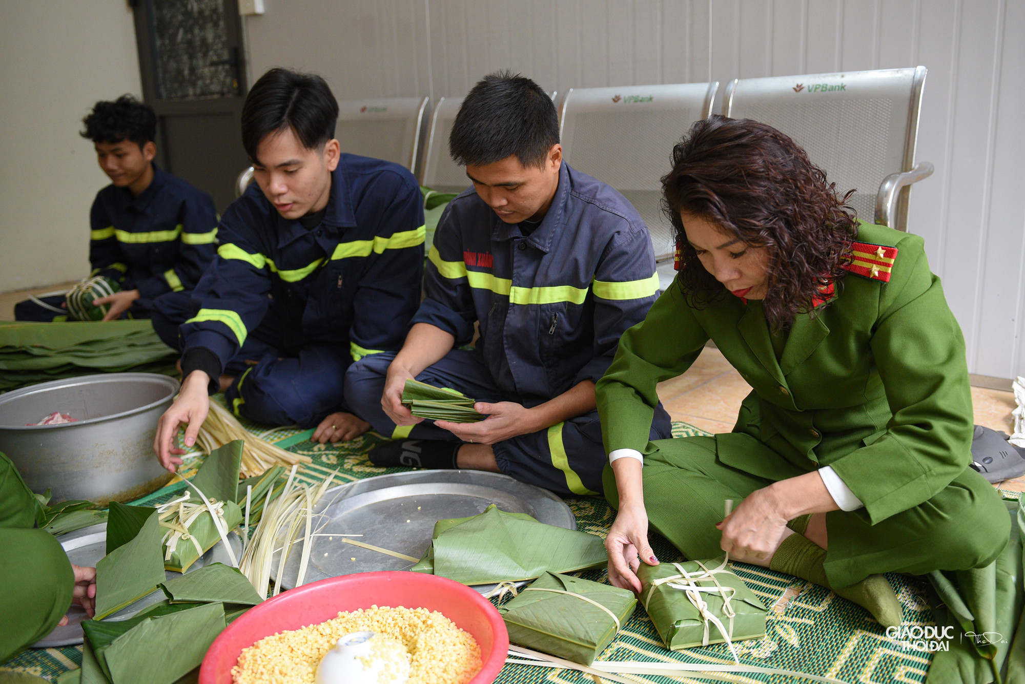 Cán bộ, chiến sĩ cảnh sát PCCC và CNCH quận Bắc Từ Liêm, Hà Nội đã cùng nhau gói bánh chưng tại đơn vị. Đây là hoạt động thường niên của đơn vị mỗi khi Tết đến, Xuân về, nhằm gắn kết tình cảm anh em chiến sĩ khi xa nhà. Cán bộ, chiến sĩ cảnh sát PCCC và CNCH quận Bắc Từ Liêm, Hà Nội đã cùng nhau gói bánh chưng tại đơn vị. Đây là hoạt động thường niên của đơn vị mỗi khi Tết đến, Xuân về, nhằm gắn kết tình cảm anh em chiến sĩ khi xa nhà.