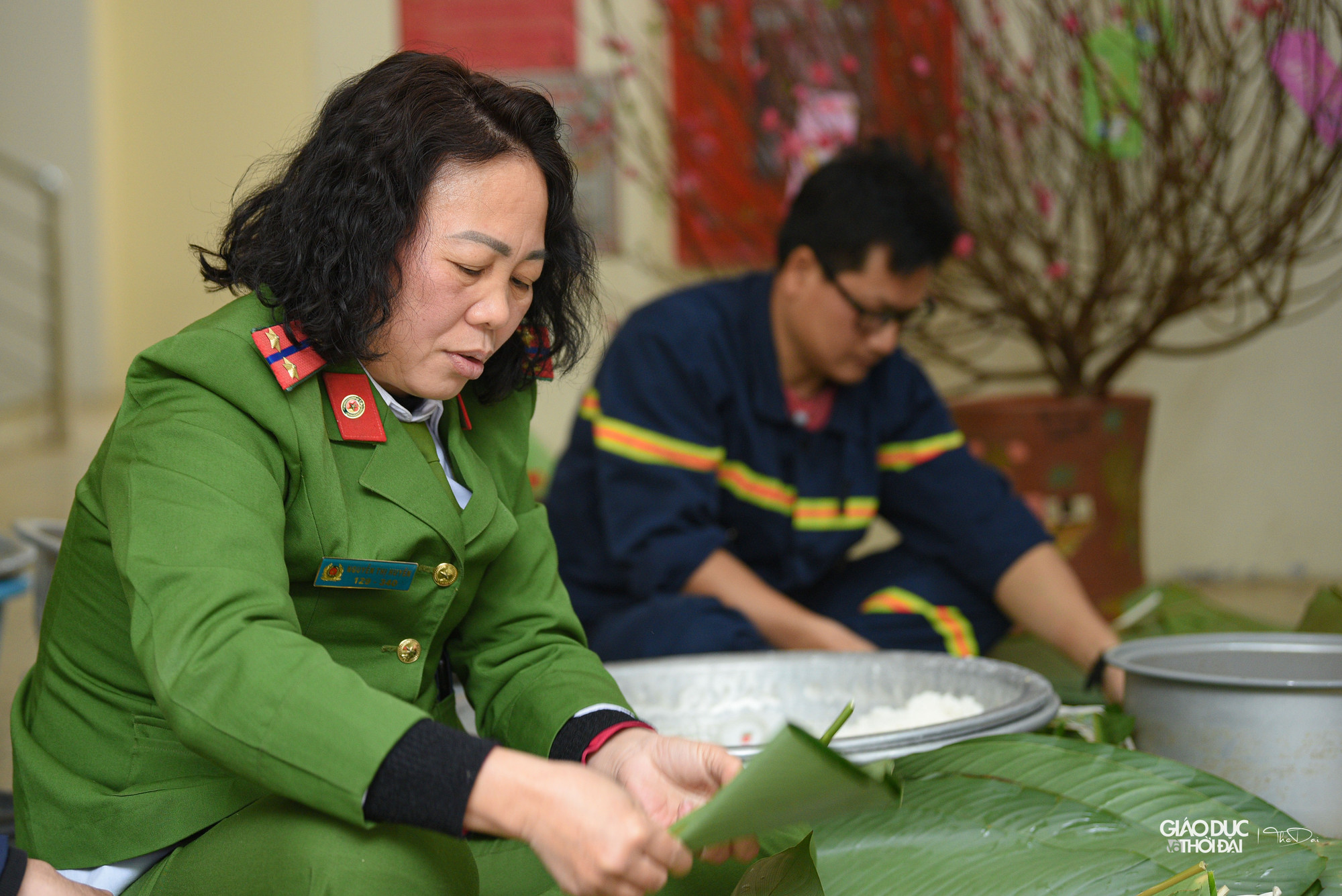 Trung tá Khúc Nguyên Khánh, Phó đội trưởng cho biết: "Mỗi dịp Tết đến, Xuân về, để bảo đảm tuyệt đối an toàn cho người dân yên tâm đón Tết, cán bộ, chiến sĩ của đơn vị đều được huy động 100% quân số trực chiến, không ai được về nhà. Chính vì vậy, việc tổ chức gói bánh chưng là dịp để anh em gần gũi động viên nhau khi phải xa quê hương…”. Trung tá Khúc Nguyên Khánh, Phó đội trưởng cho biết: "Mỗi dịp Tết đến, Xuân về, để bảo đảm tuyệt đối an toàn cho người dân yên tâm đón Tết, cán bộ, chiến sĩ của đơn vị đều được huy động 100% quân số trực chiến, không ai được về nhà. Chính vì vậy, việc tổ chức gói bánh chưng là dịp để anh em gần gũi động viên nhau khi phải xa quê hương…”.
