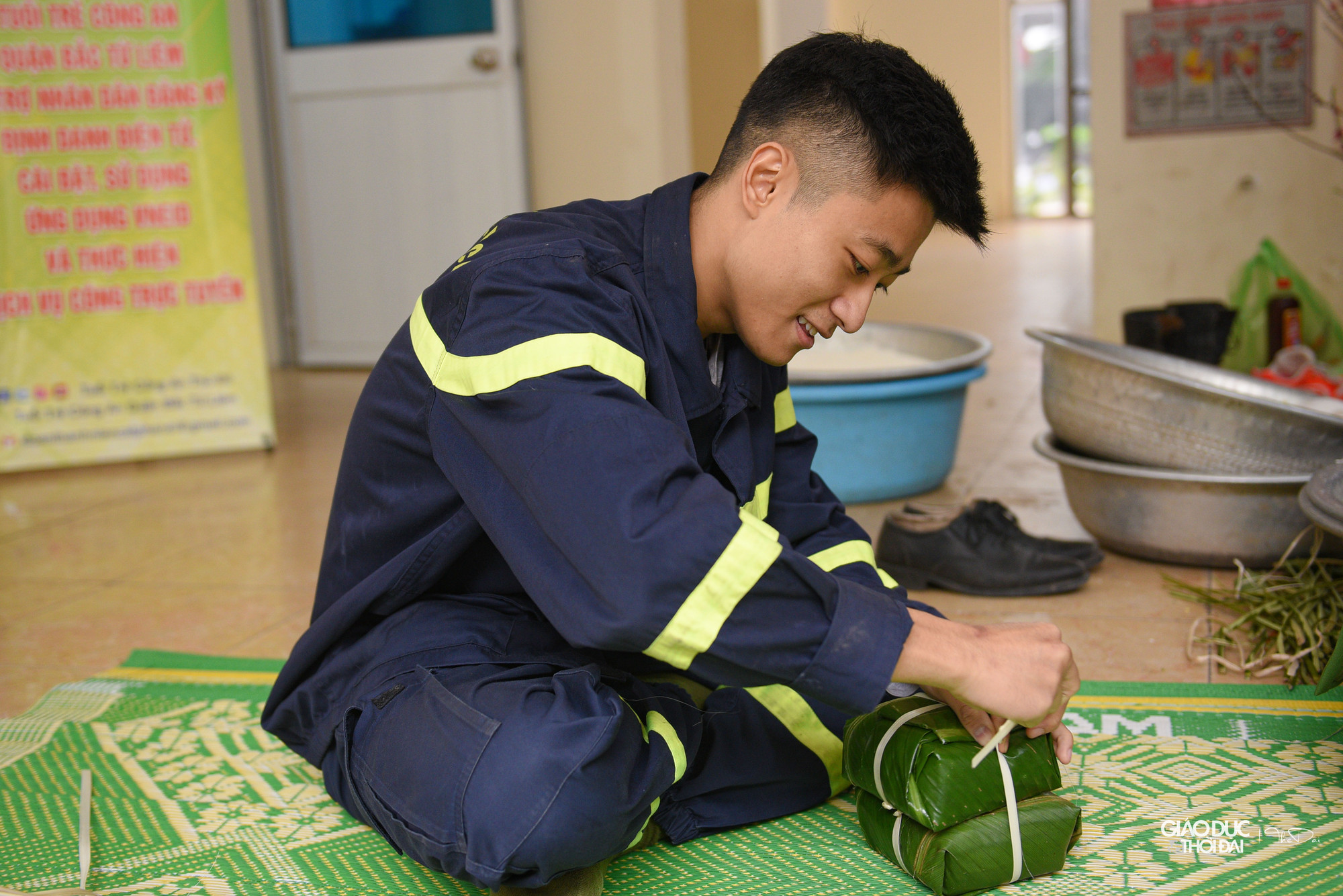 Trung tá Khúc Nguyên Khánh, Phó đội trưởng cho biết: "Mỗi dịp Tết đến, Xuân về, để bảo đảm tuyệt đối an toàn cho người dân yên tâm đón Tết, cán bộ, chiến sĩ của đơn vị đều được huy động 100% quân số trực chiến, không ai được về nhà. Chính vì vậy, việc tổ chức gói bánh chưng là dịp để anh em gần gũi động viên nhau khi phải xa quê hương…”. Trung tá Khúc Nguyên Khánh, Phó đội trưởng cho biết: "Mỗi dịp Tết đến, Xuân về, để bảo đảm tuyệt đối an toàn cho người dân yên tâm đón Tết, cán bộ, chiến sĩ của đơn vị đều được huy động 100% quân số trực chiến, không ai được về nhà. Chính vì vậy, việc tổ chức gói bánh chưng là dịp để anh em gần gũi động viên nhau khi phải xa quê hương…”.