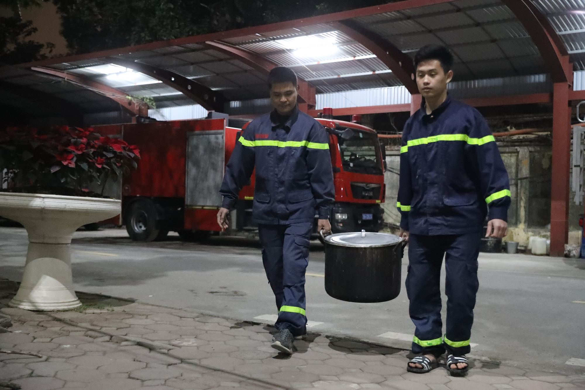 Thấy nồi bánh chưng như thấy hương vị Tết đã gần kề. Thấy nồi bánh chưng như thấy hương vị Tết đã gần kề.