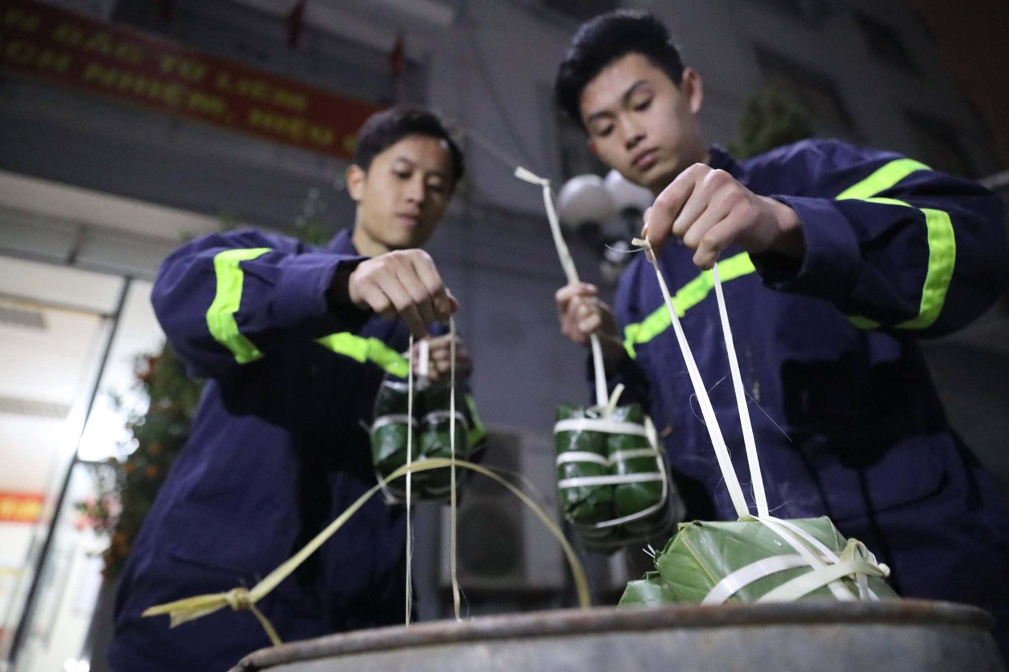 Đến 17h, những chiếc bánh chưng được cho vào nồi. Đến 17h, những chiếc bánh chưng được cho vào nồi.