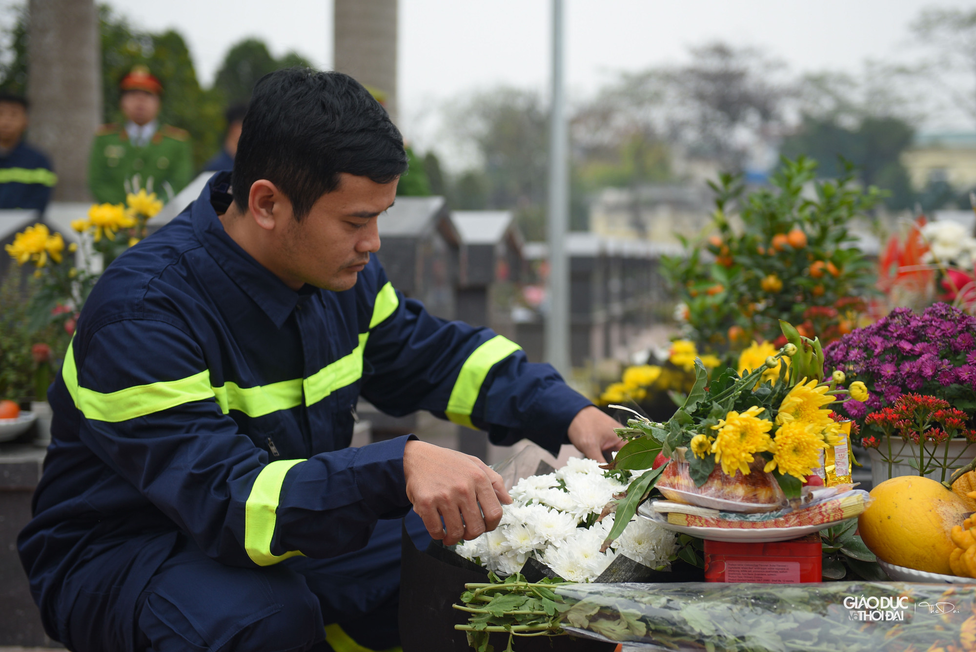 Ngay sau buổi họp giao ban, trừ những đồng chí có lịch trực, toàn bộ đơn vị có mặt tại nghĩa trang liệt sĩ để thắp hương cho những liệt sĩ hy sinh khi làm nhiệm vụ. Ngay sau buổi họp giao ban, trừ những đồng chí có lịch trực, toàn bộ đơn vị có mặt tại nghĩa trang liệt sĩ để thắp hương cho những liệt sĩ hy sinh khi làm nhiệm vụ.