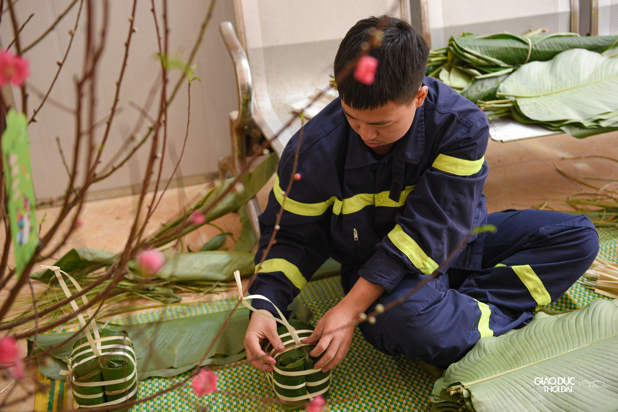 Nguyên liệu và những chiếc lá dong được các chiến sĩ chọn lựa kỹ càng, sạch sẽ để làm sao cho ra được một chiếc bánh chưng ngon nhất, đẹp mắt nhất. Nguyên liệu và những chiếc lá dong được các chiến sĩ chọn lựa kỹ càng, sạch sẽ để làm sao cho ra được một chiếc bánh chưng ngon nhất, đẹp mắt nhất.