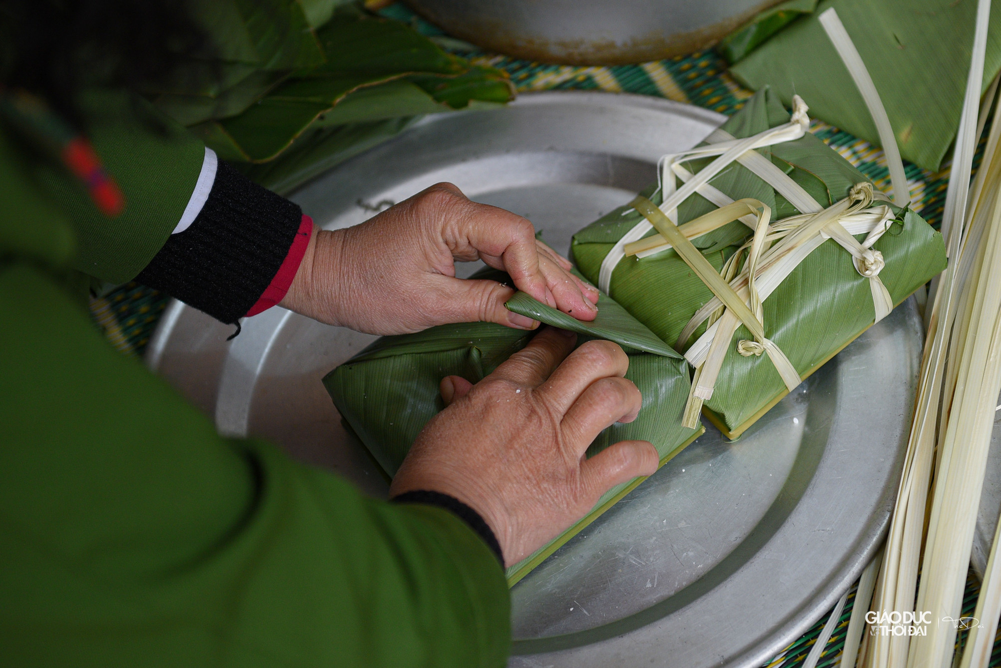 Từ sáng sớm, CBCS của đơn vị đã phân công nhau lo việc gói bánh chưng. Người thì chuẩn bị củi đun bánh; người lo rửa lá dong, đãi gạo... Người nào được anh em nhận định khéo tay hơn sẽ được "biên chế" vào đội gói bánh. Từ sáng sớm, CBCS của đơn vị đã phân công nhau lo việc gói bánh chưng. Người thì chuẩn bị củi đun bánh; người lo rửa lá dong, đãi gạo... Người nào được anh em nhận định khéo tay hơn sẽ được "biên chế" vào đội gói bánh.