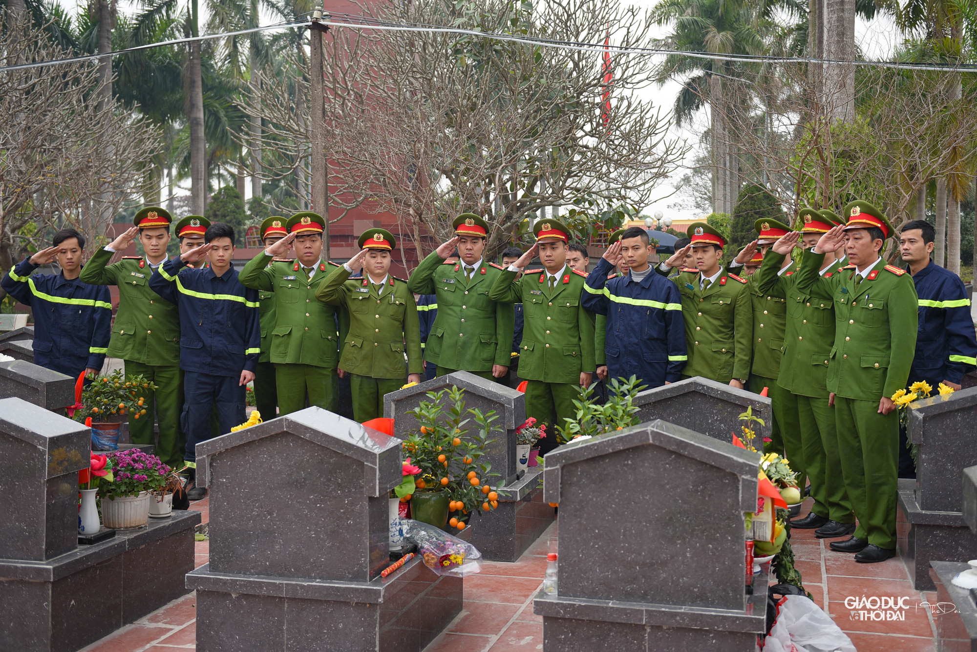 Ngay sau buổi họp giao ban, trừ những đồng chí có lịch trực, toàn bộ đơn vị có mặt tại nghĩa trang liệt sĩ để thắp hương cho những liệt sĩ hy sinh khi làm nhiệm vụ. Ngay sau buổi họp giao ban, trừ những đồng chí có lịch trực, toàn bộ đơn vị có mặt tại nghĩa trang liệt sĩ để thắp hương cho những liệt sĩ hy sinh khi làm nhiệm vụ.
