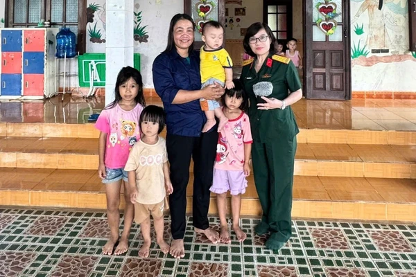 Xoay quanh những lớp học mầm non ở vùng chiến lược Tây nguyên, tác giả Vũ Thị Hồng Linh (phải) và đồng nghiệp đã gặp gỡ ba tuyến nhân vật. Ảnh: NVCC. 