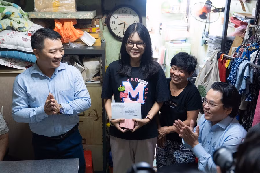 thay-nguyen-tran-khanh-bao-hieu-truong-truong-thpt-marie-curie-trao-hoc-bong-cua-truong-va-hoc-bong-cua-ca-nhan-thay-cho-minh-hieu-1.jpg