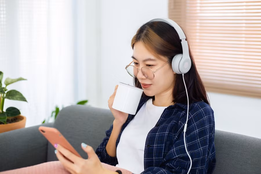Các MCN nắm trong tay công cụ quản lý nội dung quy mô lớn, còn nghệ sĩ và nhà sáng tạo lại thiếu hiểu biết và nguồn lực để tự bảo vệ mình. Ảnh: Magnific.